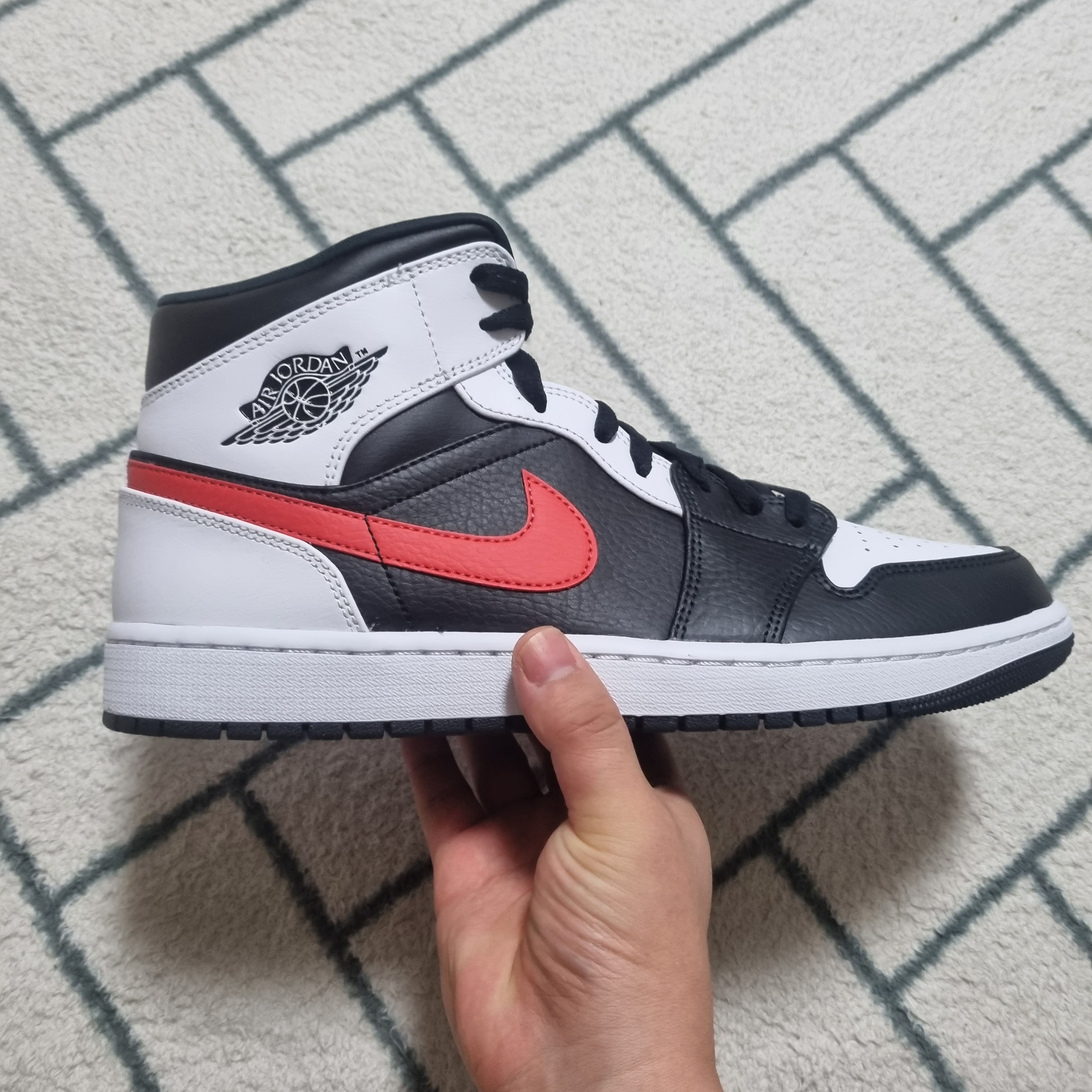 Jordan 1 Mid Black Chile Red 착용 스타일 - 2