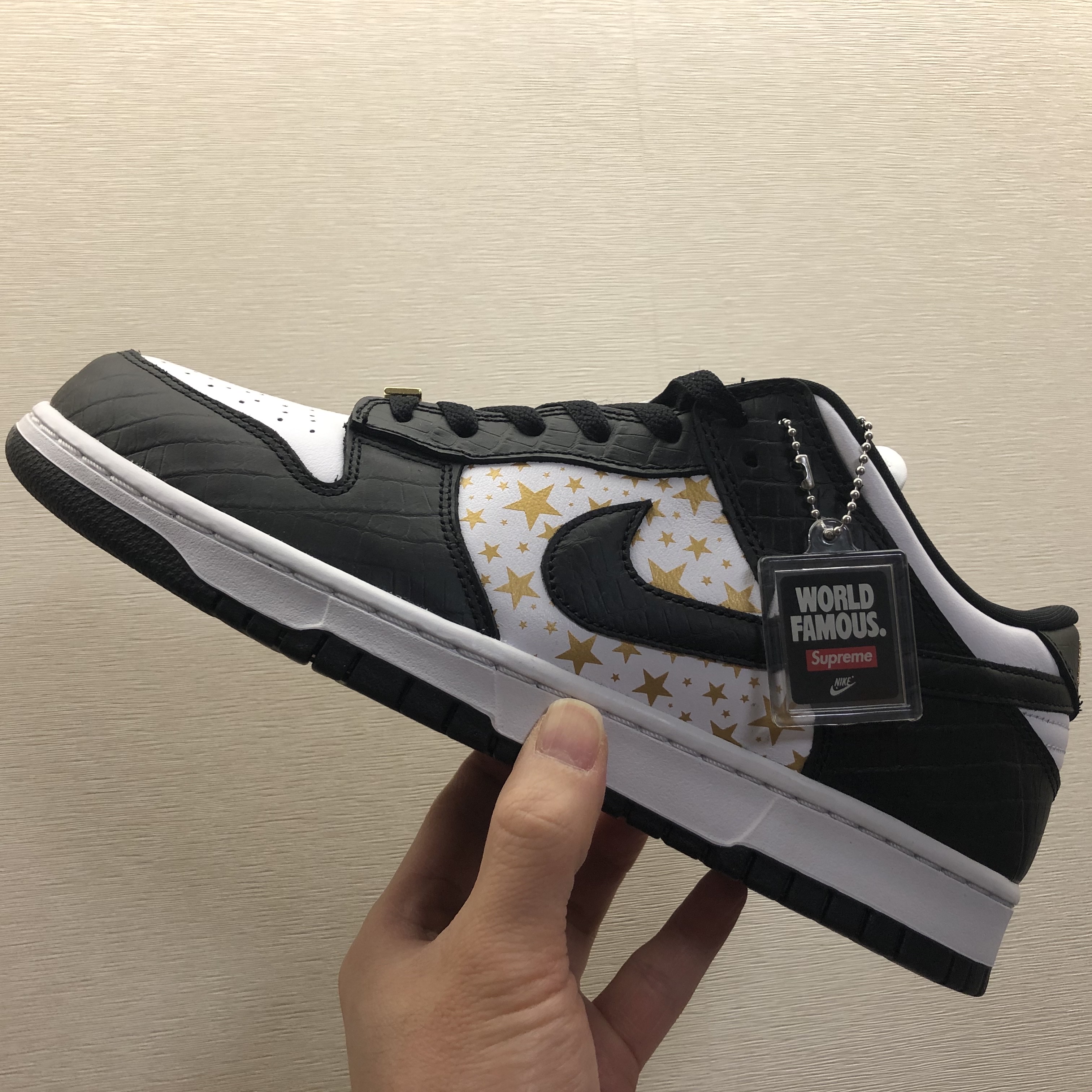 Nike x Supreme SB Dunk Low Black 착용 스타일 - 2