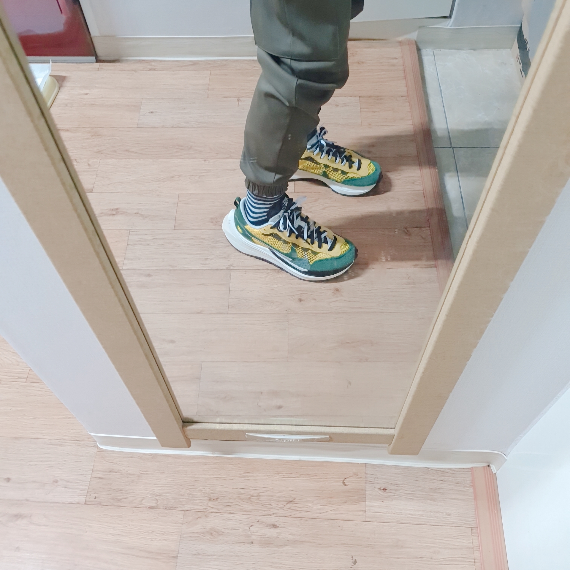 Nike x Sacai VaporWaffle Tour Yellow & Gorge Green Sail 착용 스타일 - 4