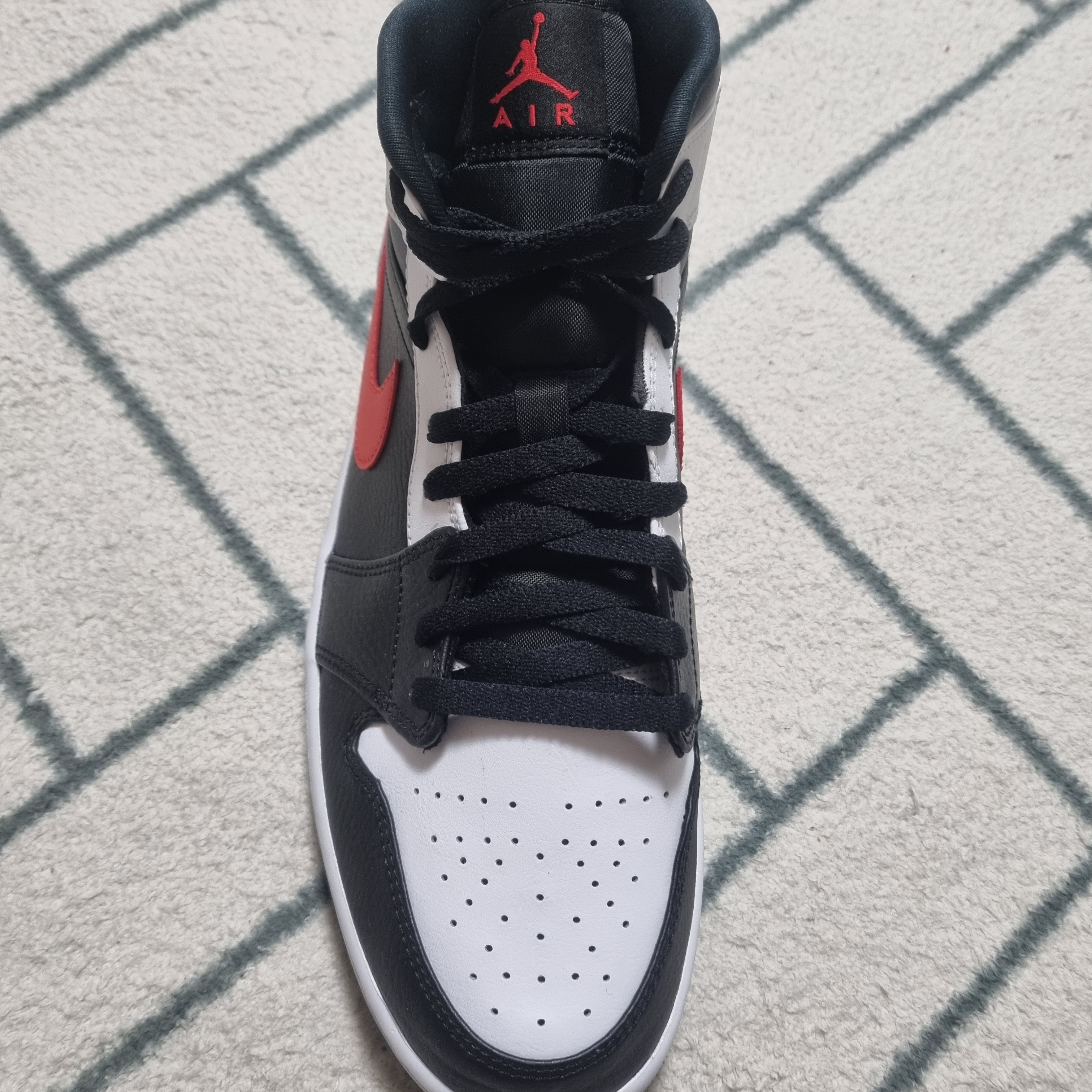 Jordan 1 Mid Black Chile Red 착용 스타일 - 1