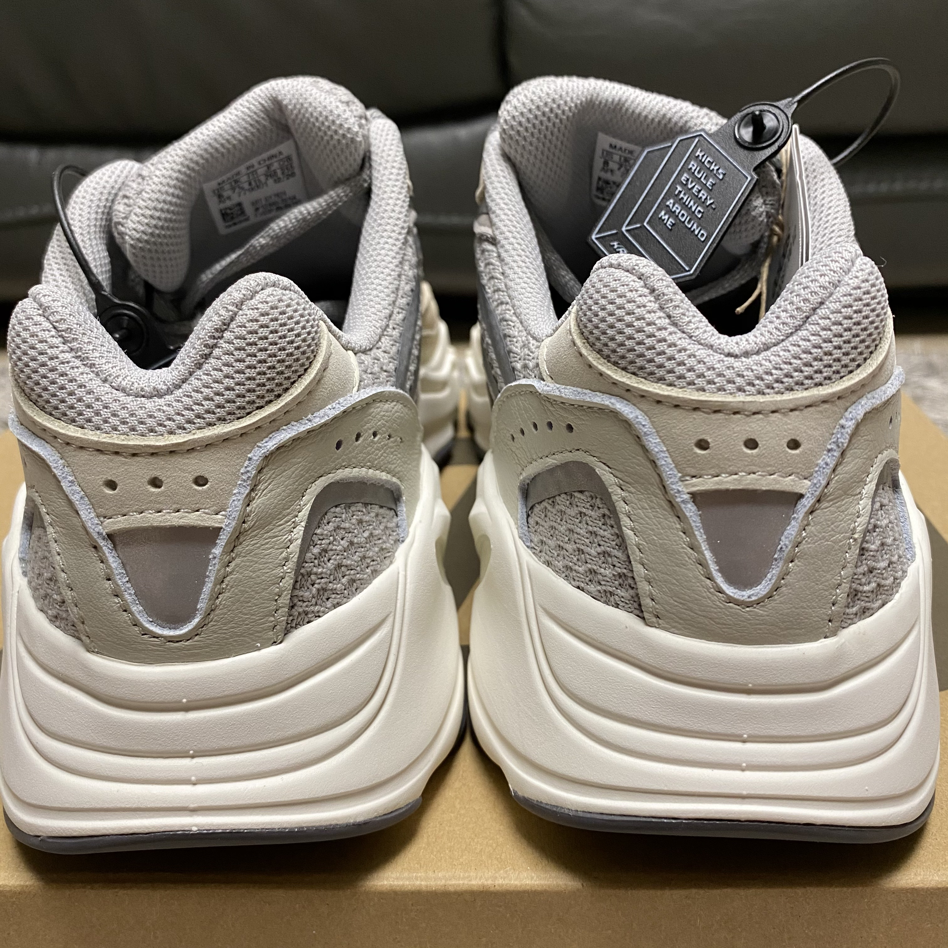 Adidas Yeezy Boost 700 V2 Cream 착용 스타일 - 3