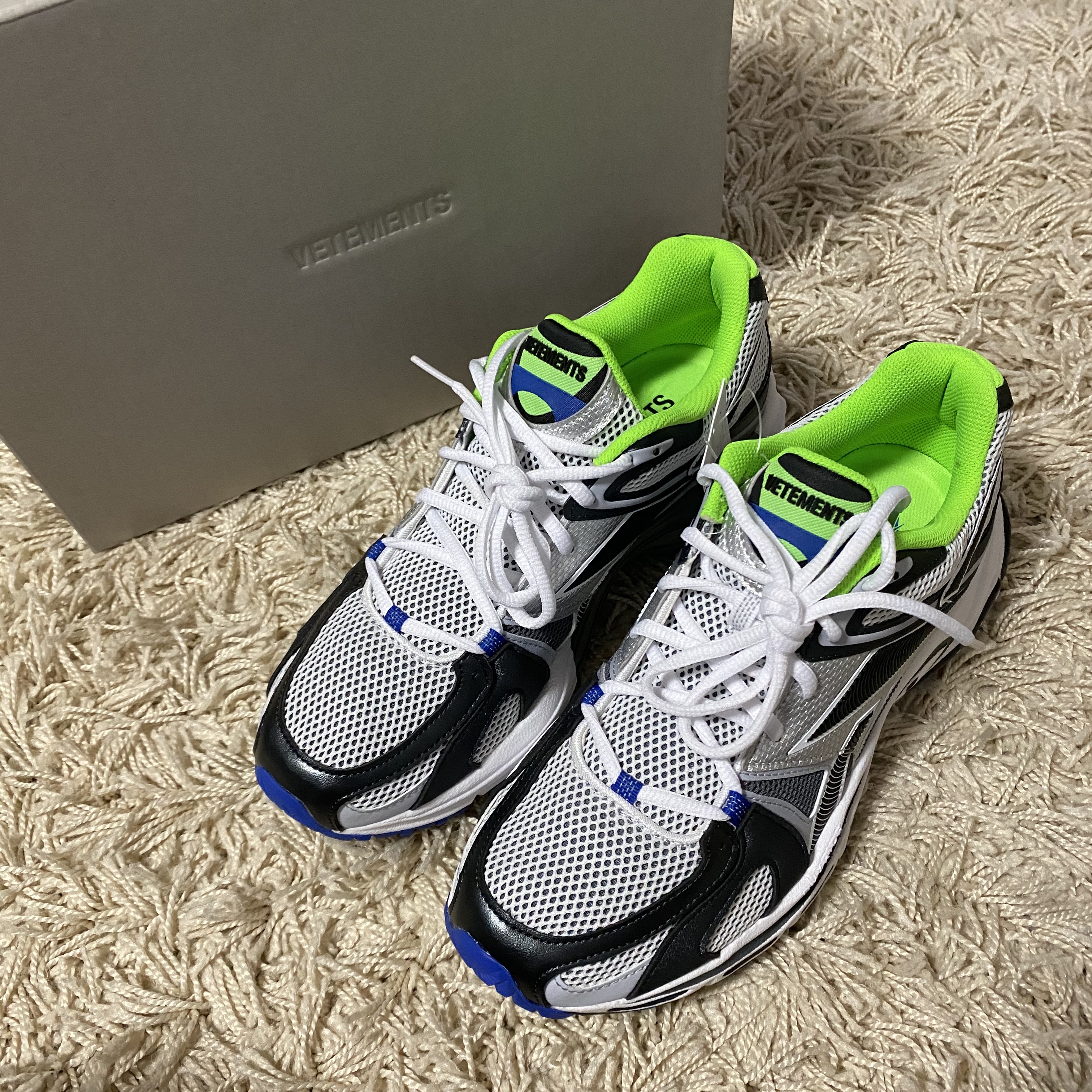 Reebok x Vetements Spike Runner 200 Silver Lime 착용 스타일