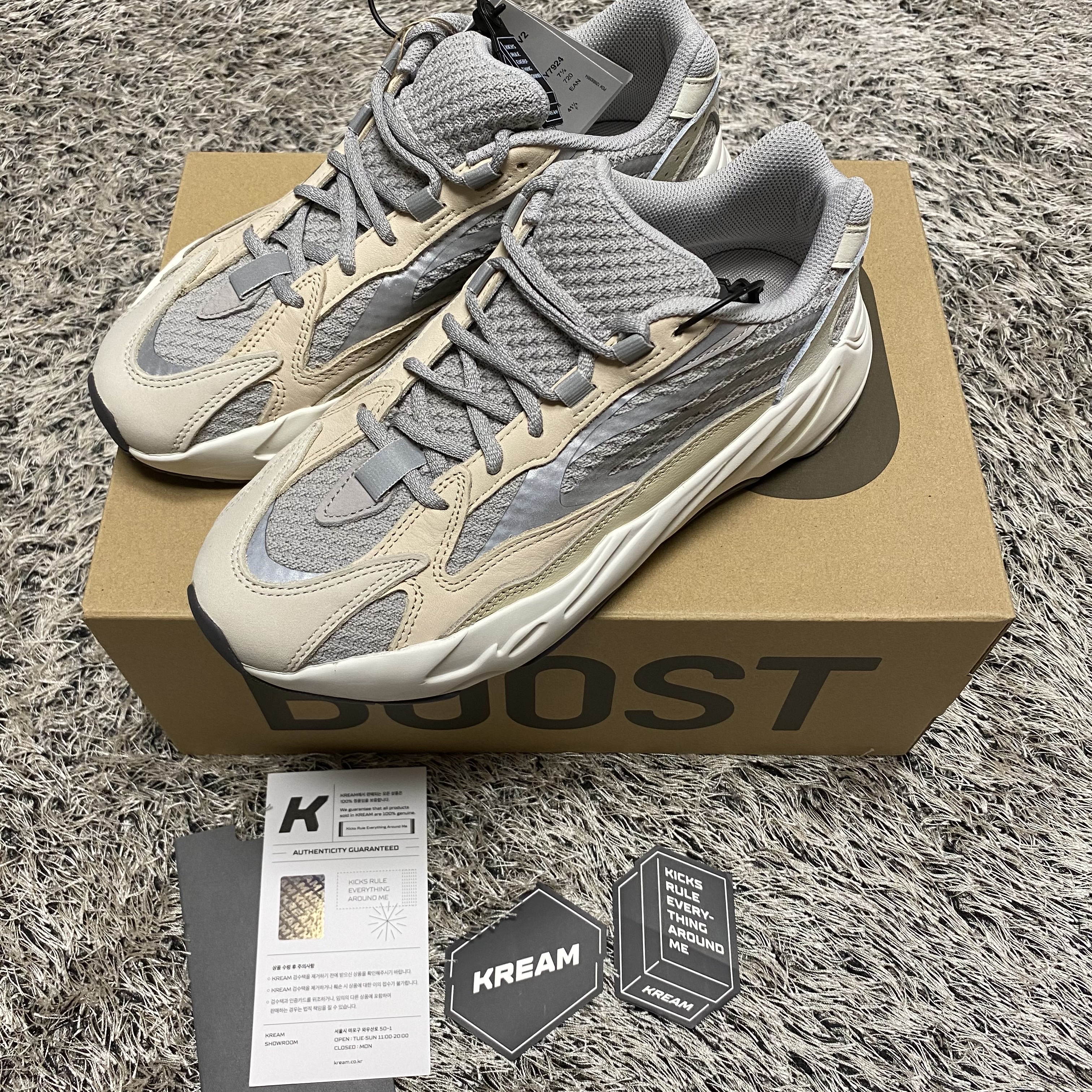 Adidas Yeezy Boost 700 V2 Cream 착용 스타일 - 4
