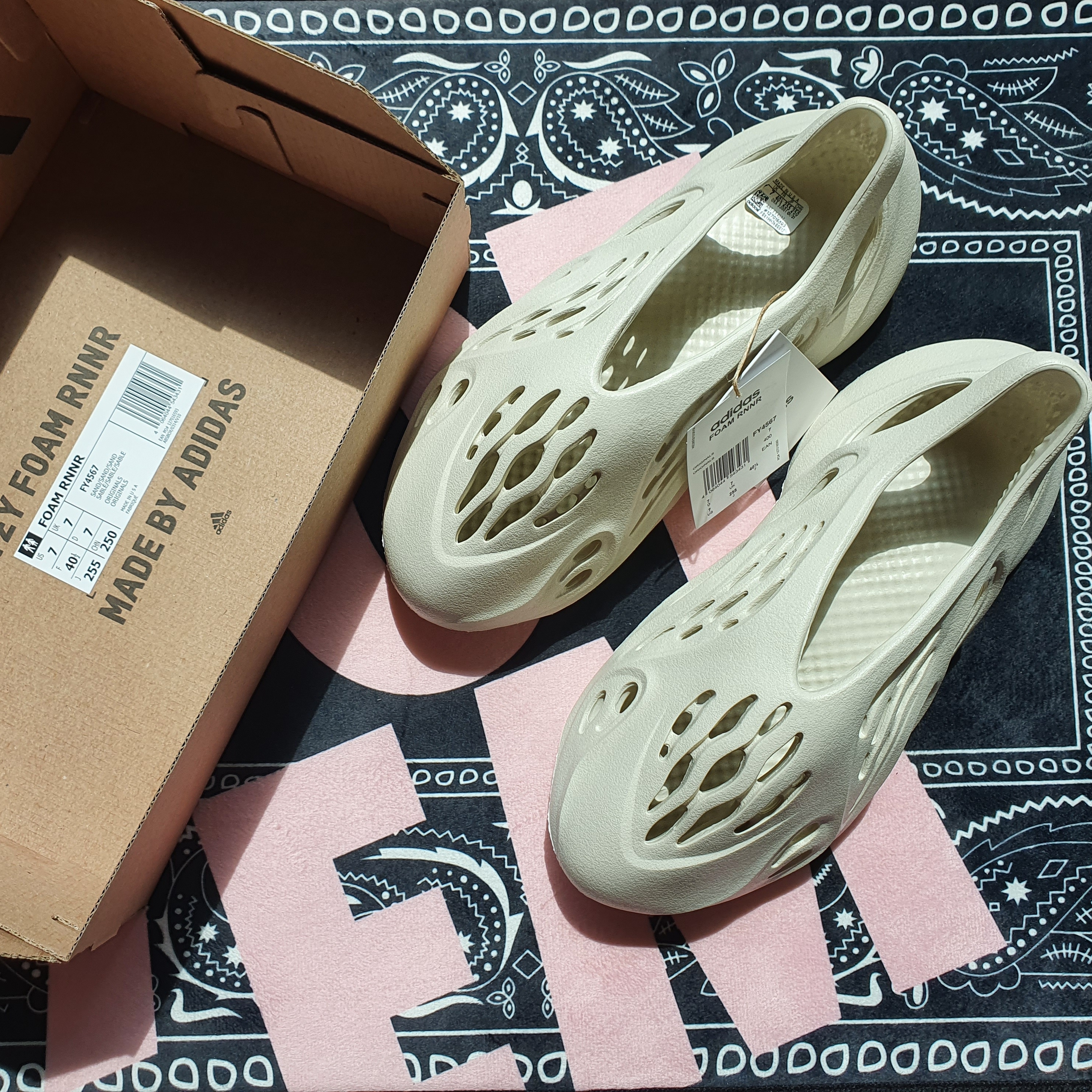 Adidas Yeezy Foam RNNR Sand 착용 스타일 - 1