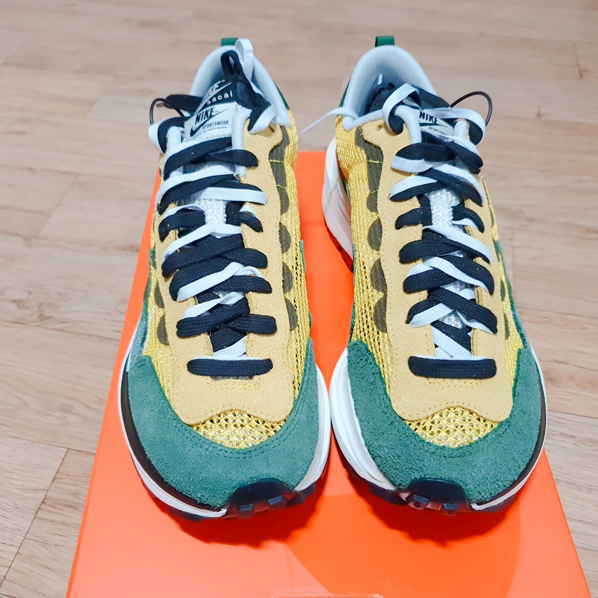 Nike x Sacai VaporWaffle Tour Yellow & Gorge Green Sail 착용 스타일 - 3