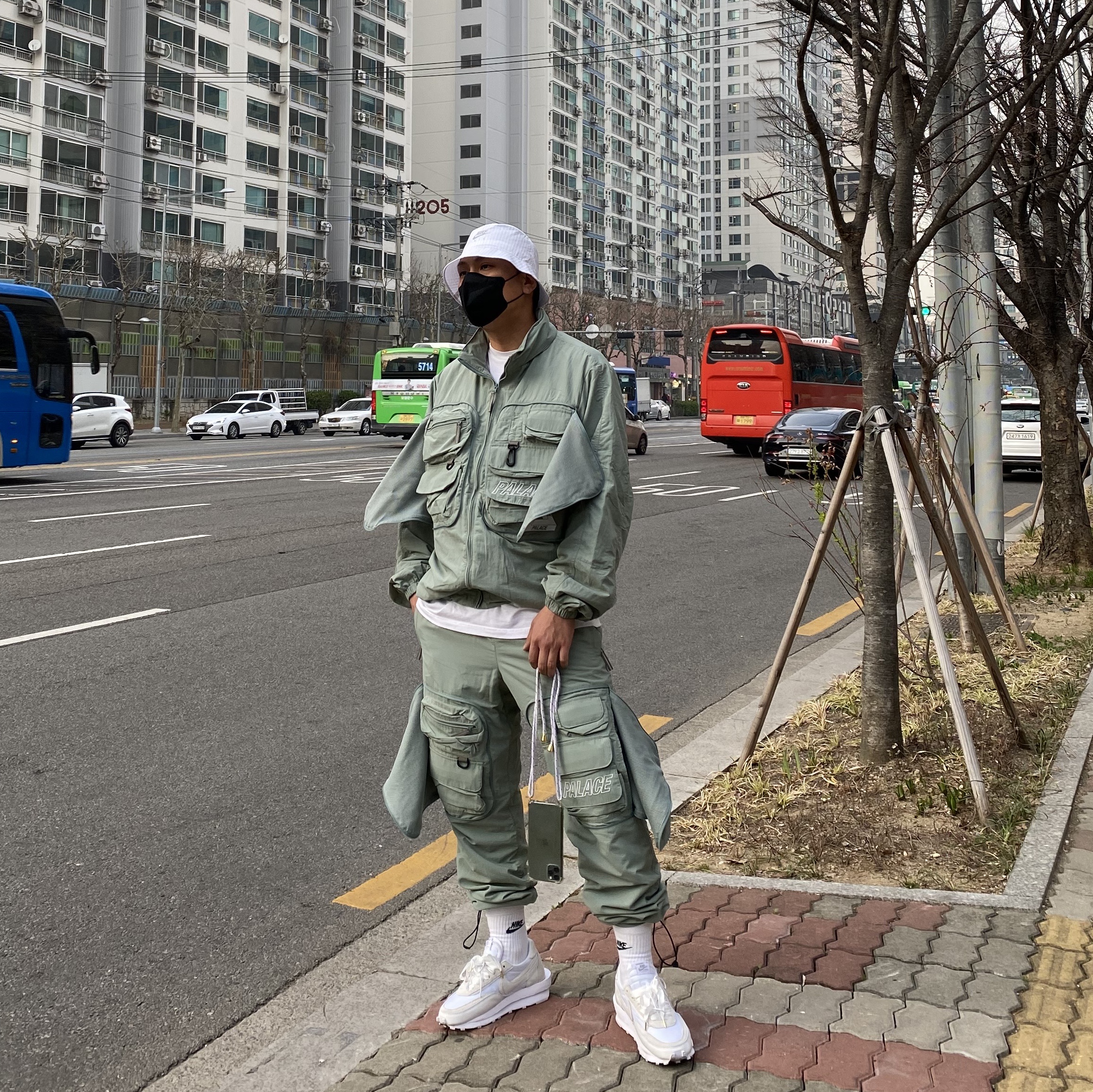 Nike x Kim Jones Bucket Hat White, Palace Travel Jacket Slate Grey - 21SS 착용 스타일 - 2