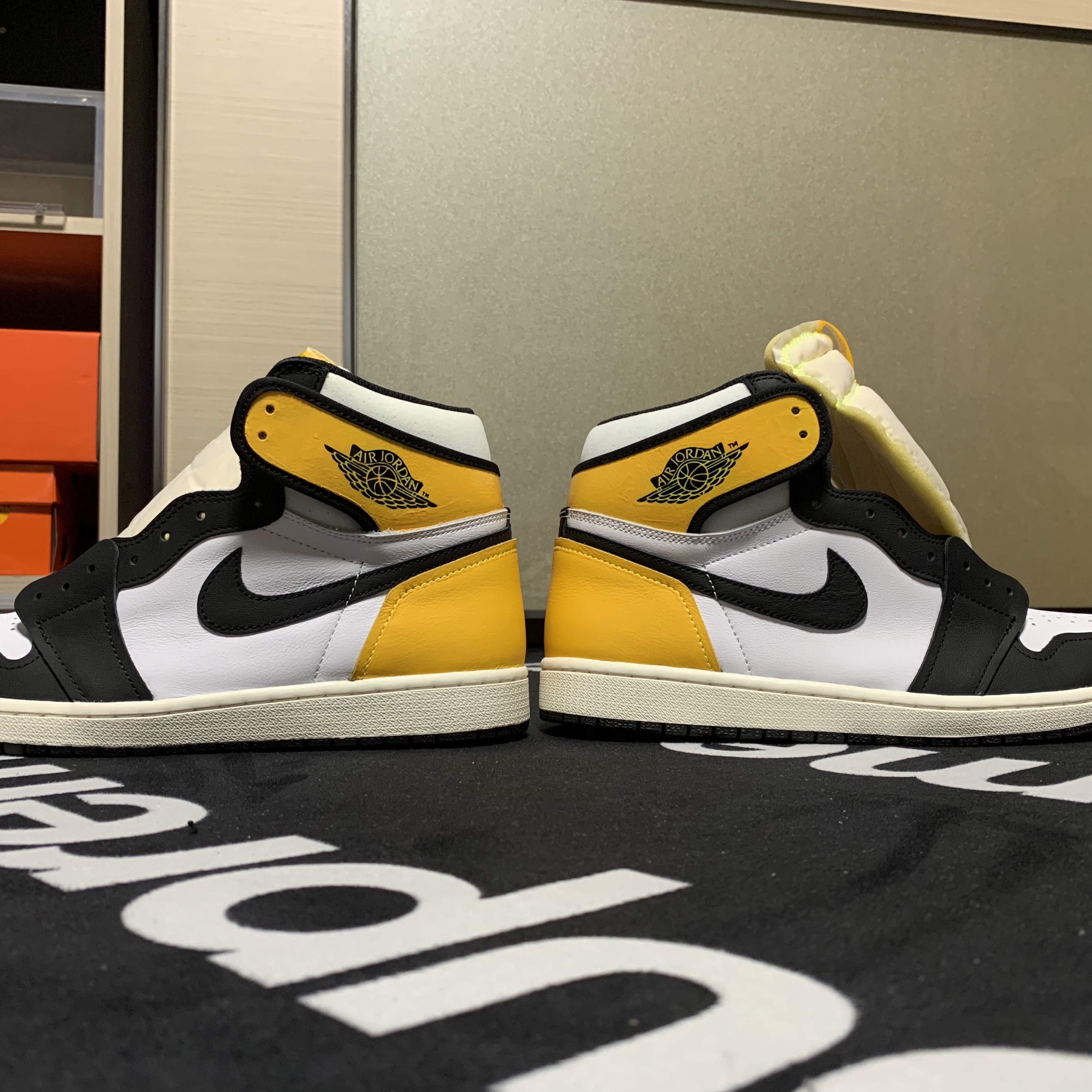 Jordan 1 Retro High OG Volt Gold 착용 스타일 - 2