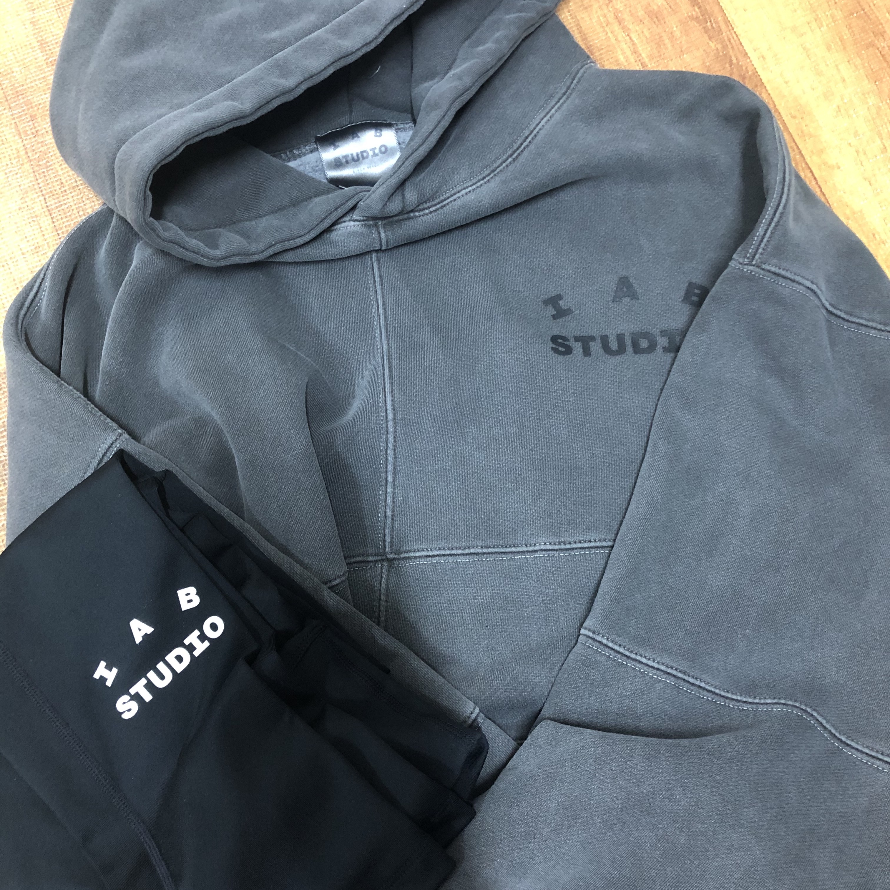 IAB Studio Blocked Pigment Hoodie Black, (W) IAB Studio Leggings Black 착용 스타일