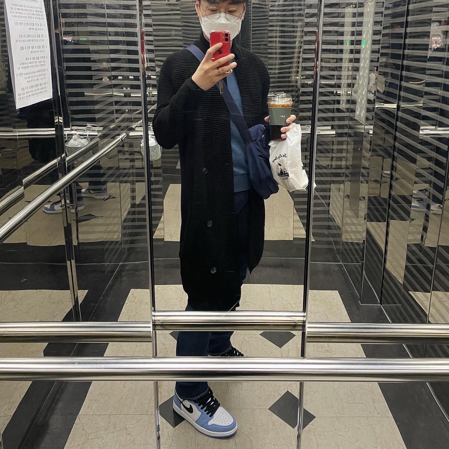 Jordan 1 Retro High OG University Blue 착용 스타일 - 2