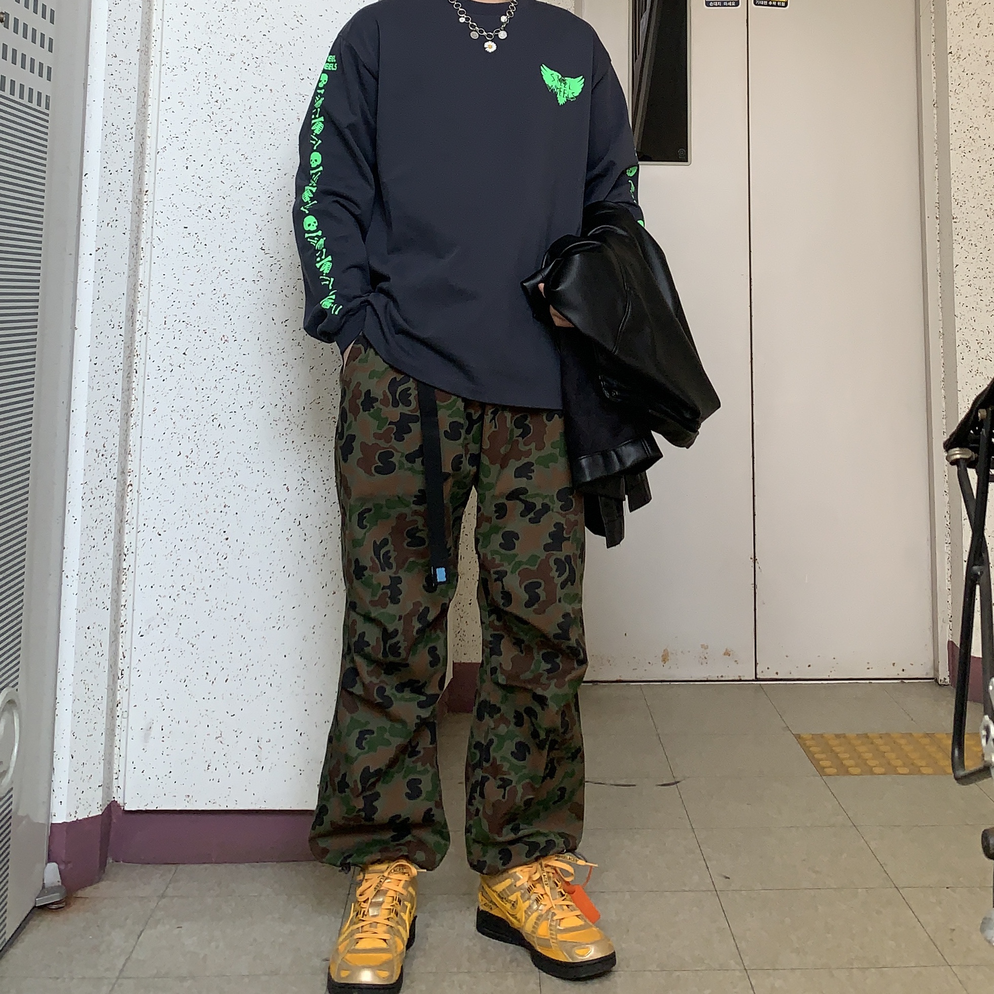 Nike x Off-White Air Rubber Dunk University Gold 착용 스타일