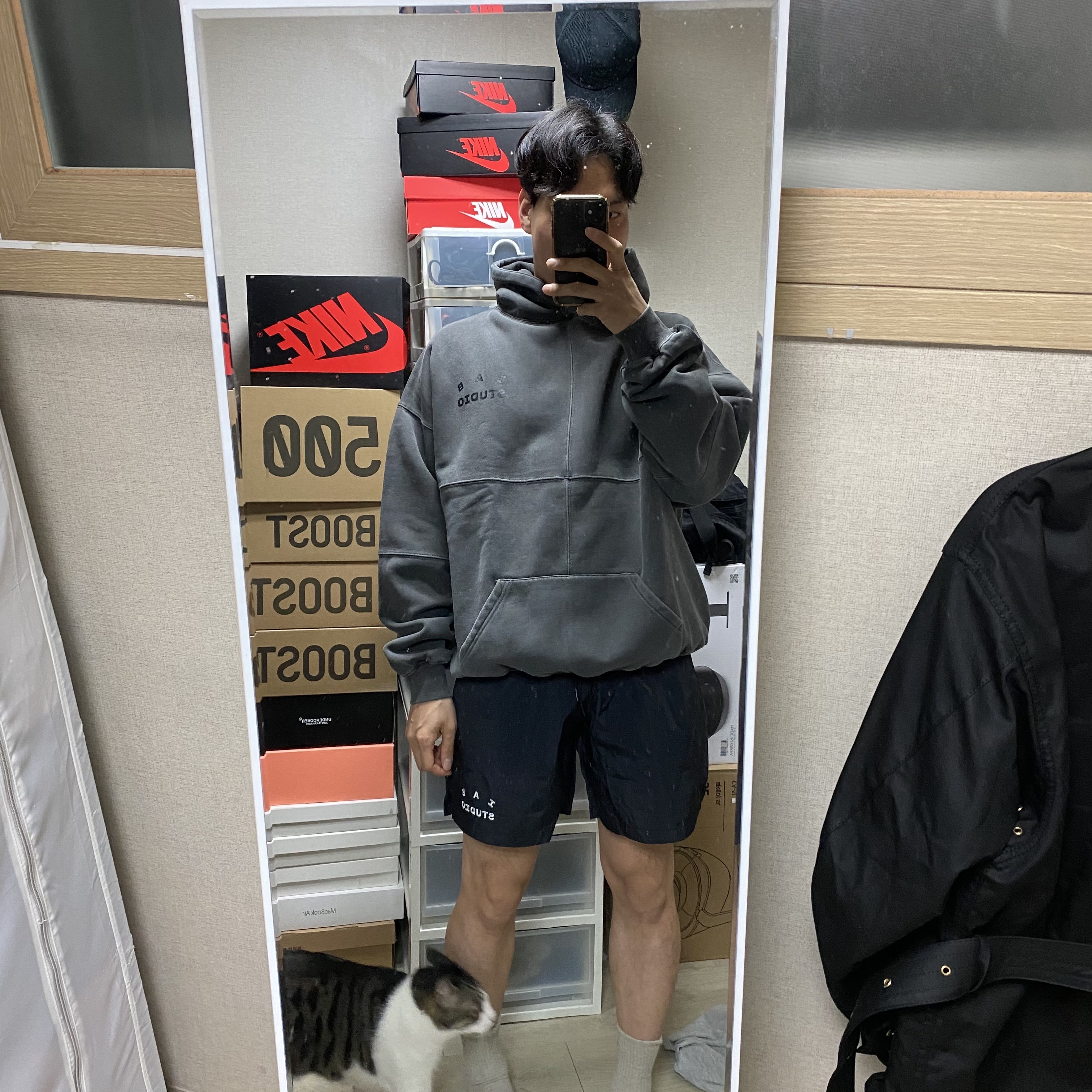 IAB Studio Blocked Pigment Hoodie Black, IAB Studio Woven Shorts Black 착용 스타일 - 1