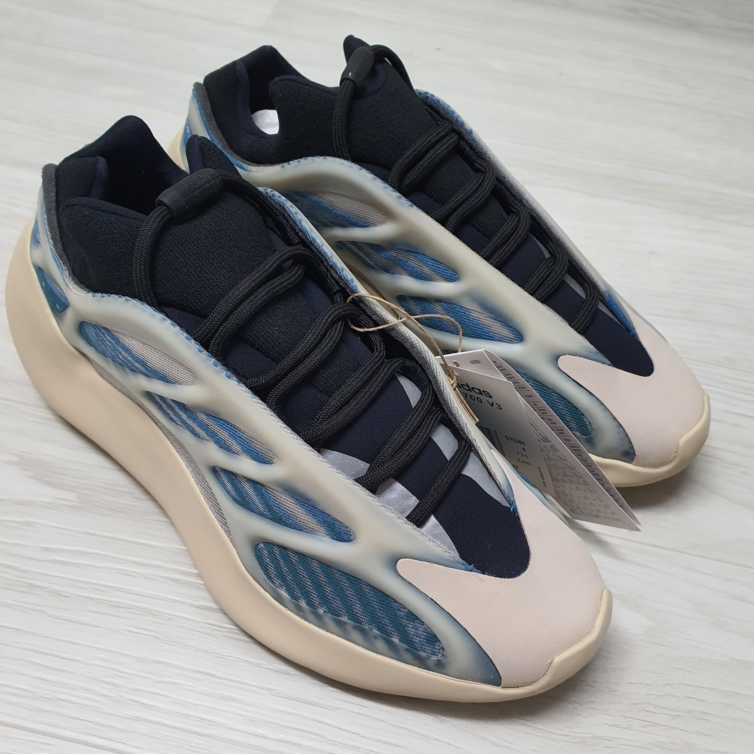 Adidas Yeezy 700 V3 Kyanite 착용 스타일