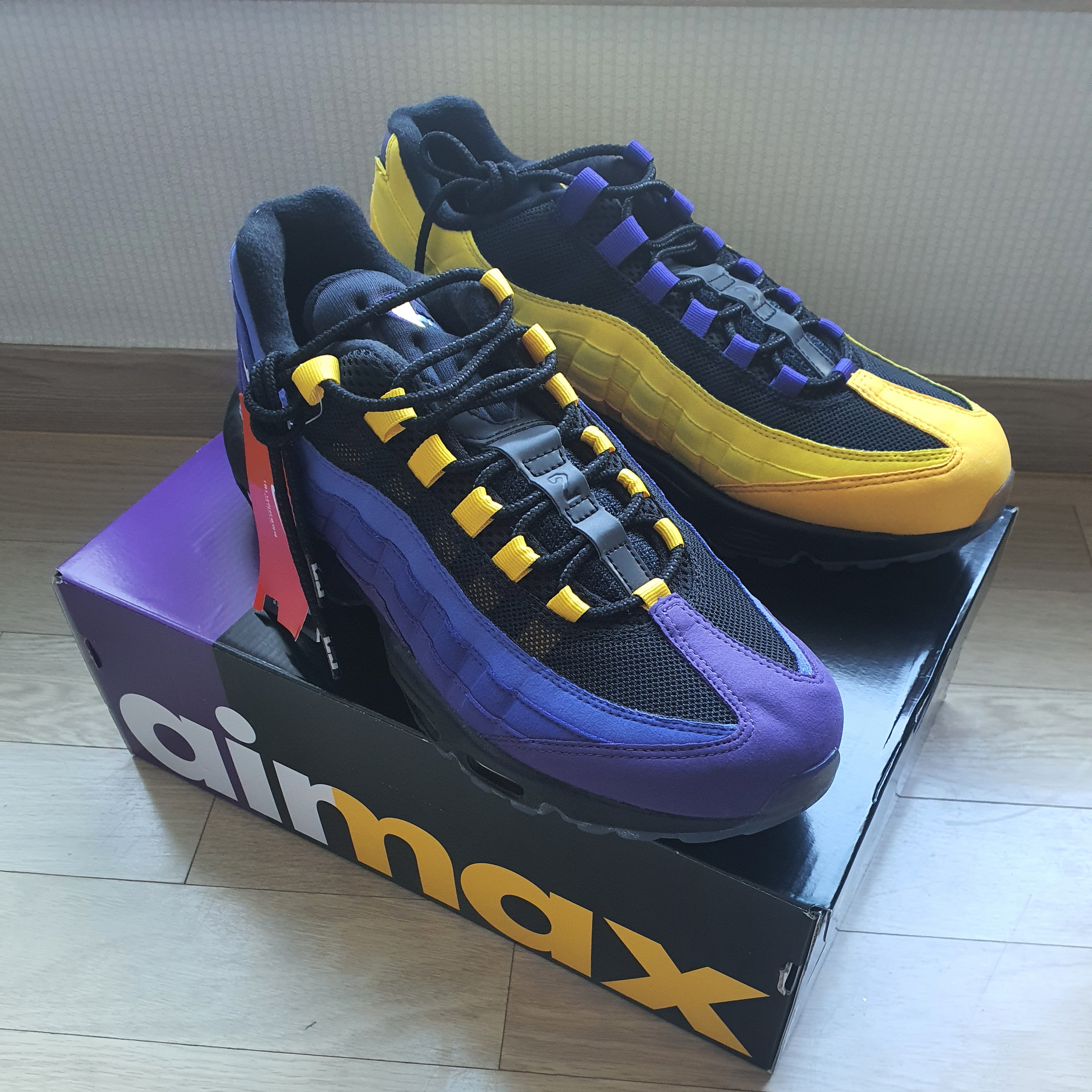 Nike Air Max 95 NRG LeBron Lakers Home Team 착용 스타일
