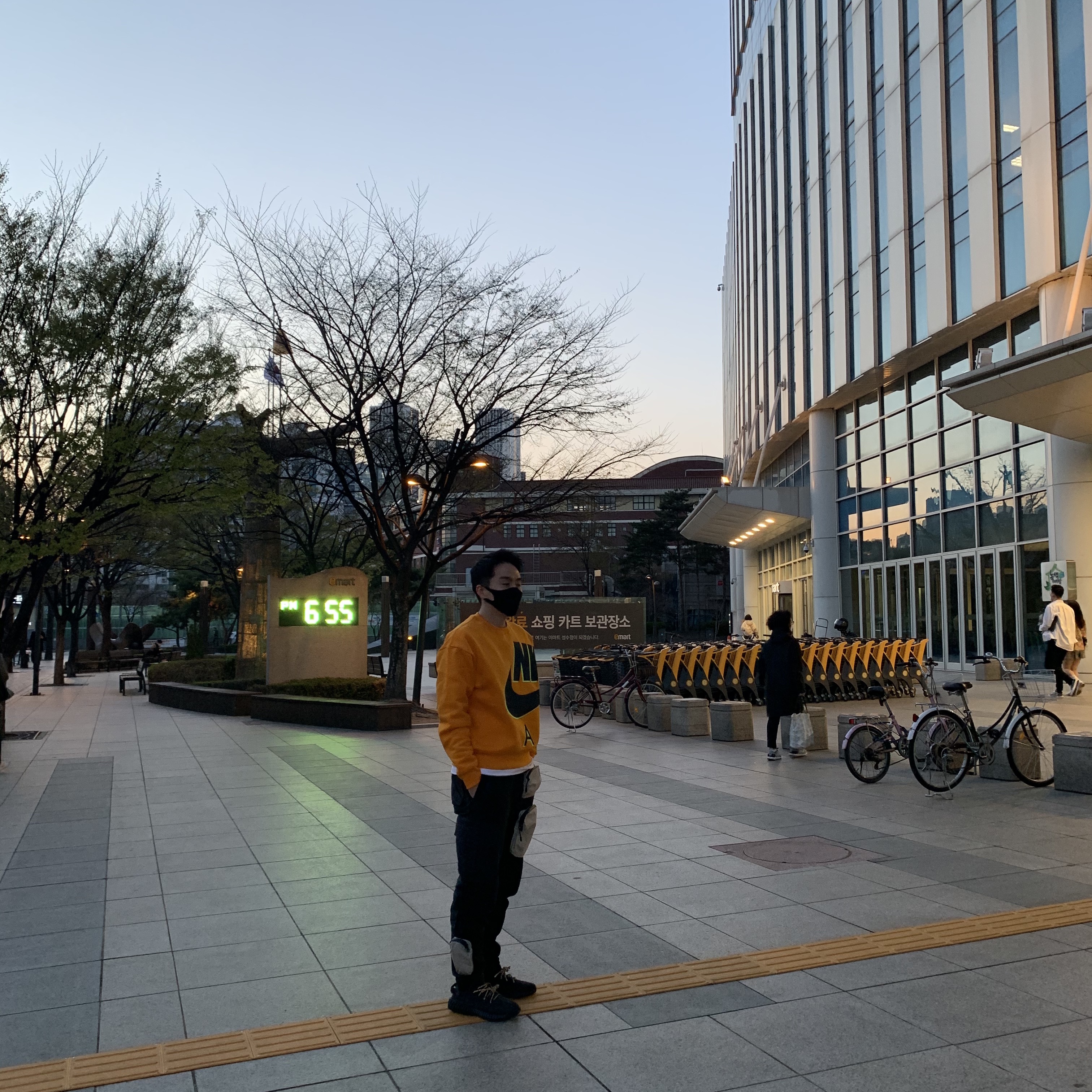 Nike x Kim Jones Fleece Crew Circuit Orange - Asia, Adidas Yeezy Boost 350 V2 Black - Non-Reflective 착용 스타일 - 2