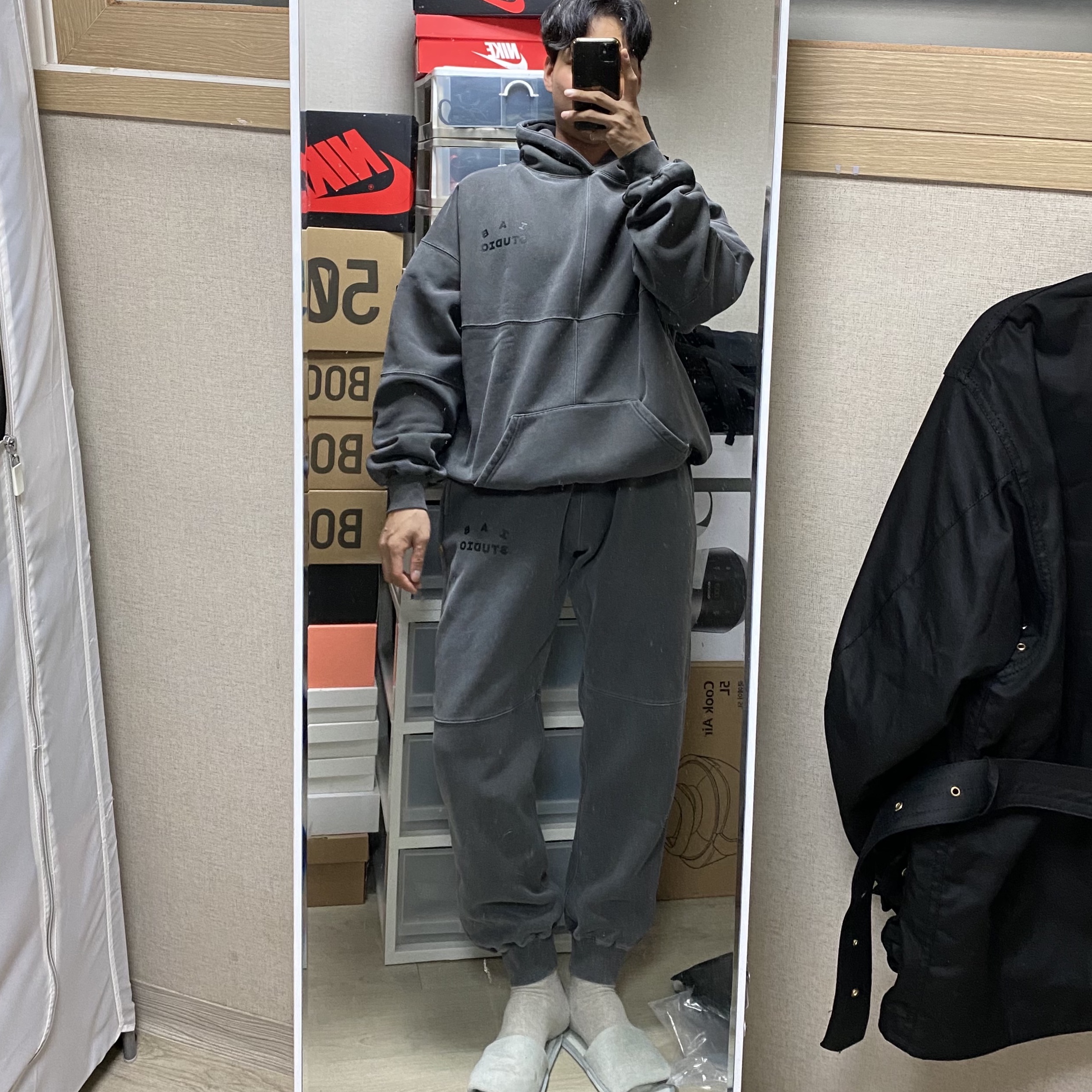 IAB Studio Blocked Pigment Hoodie Black, IAB Studio Blocked Pigment Sweatpants Black 착용 스타일 - 2