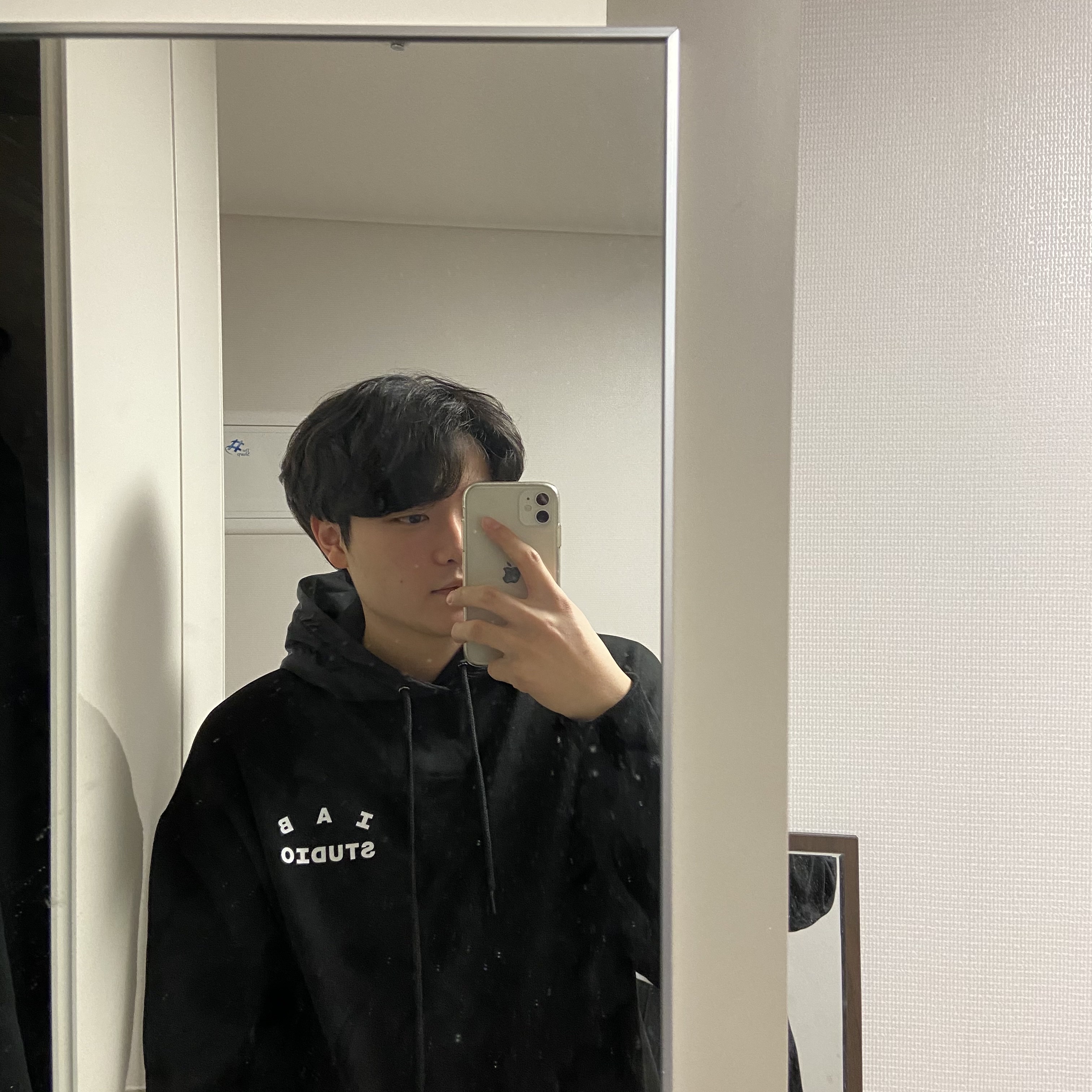 IAB Studio Woven Hoodie Black 착용 스타일