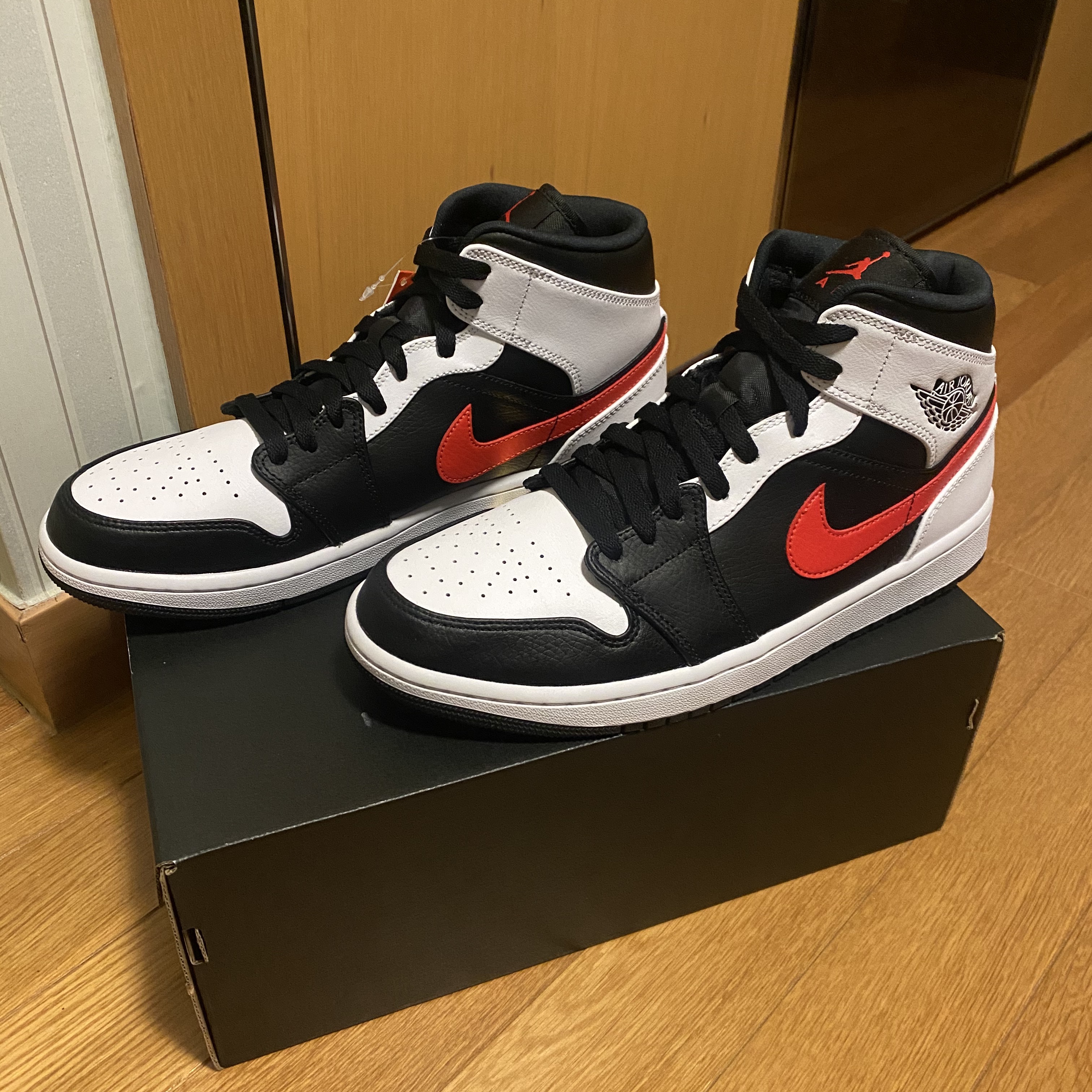 Jordan 1 Mid Black Chile Red 착용 스타일 - 2