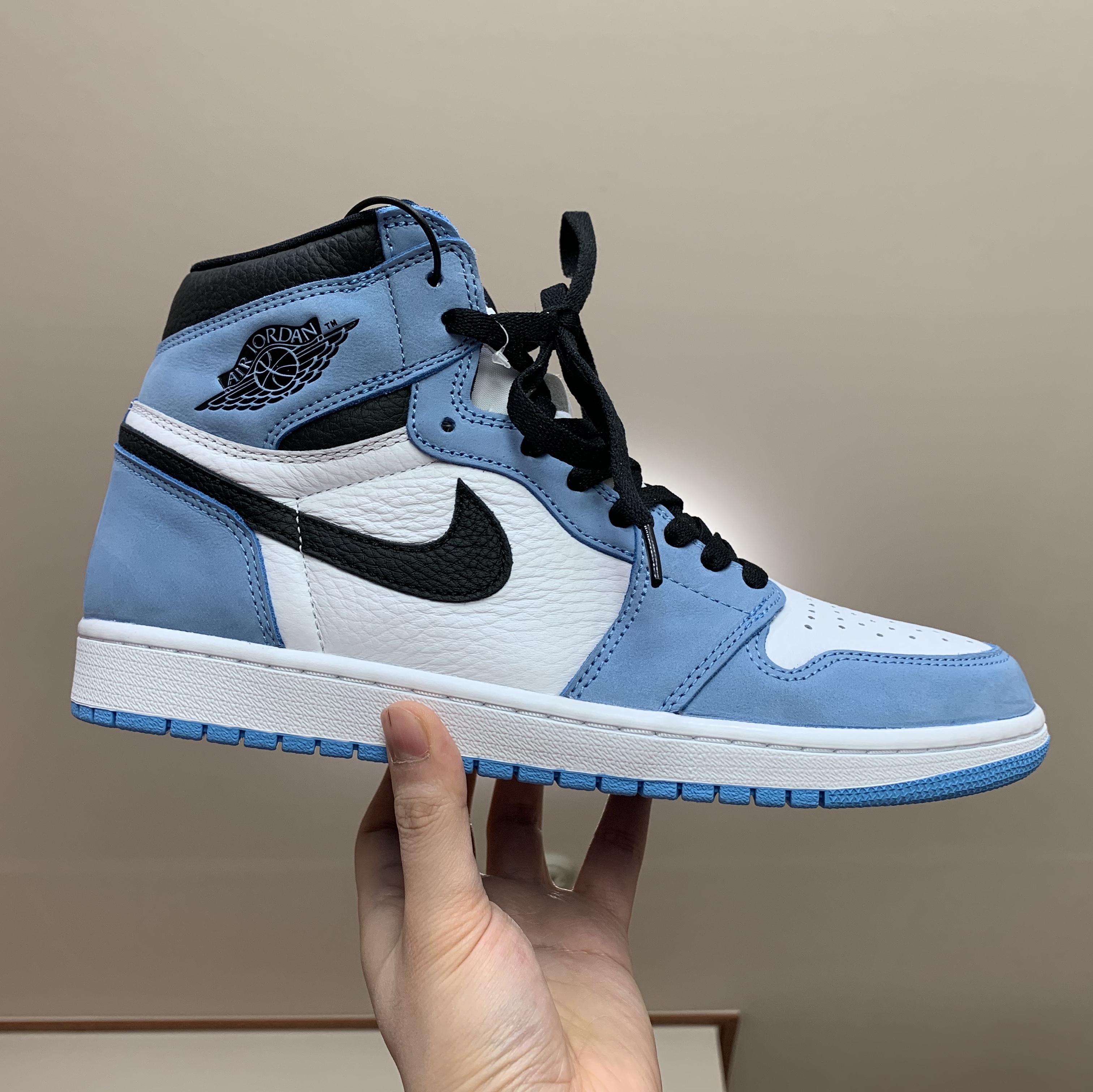 Jordan 1 Retro High OG University Blue 착용 스타일 - 1