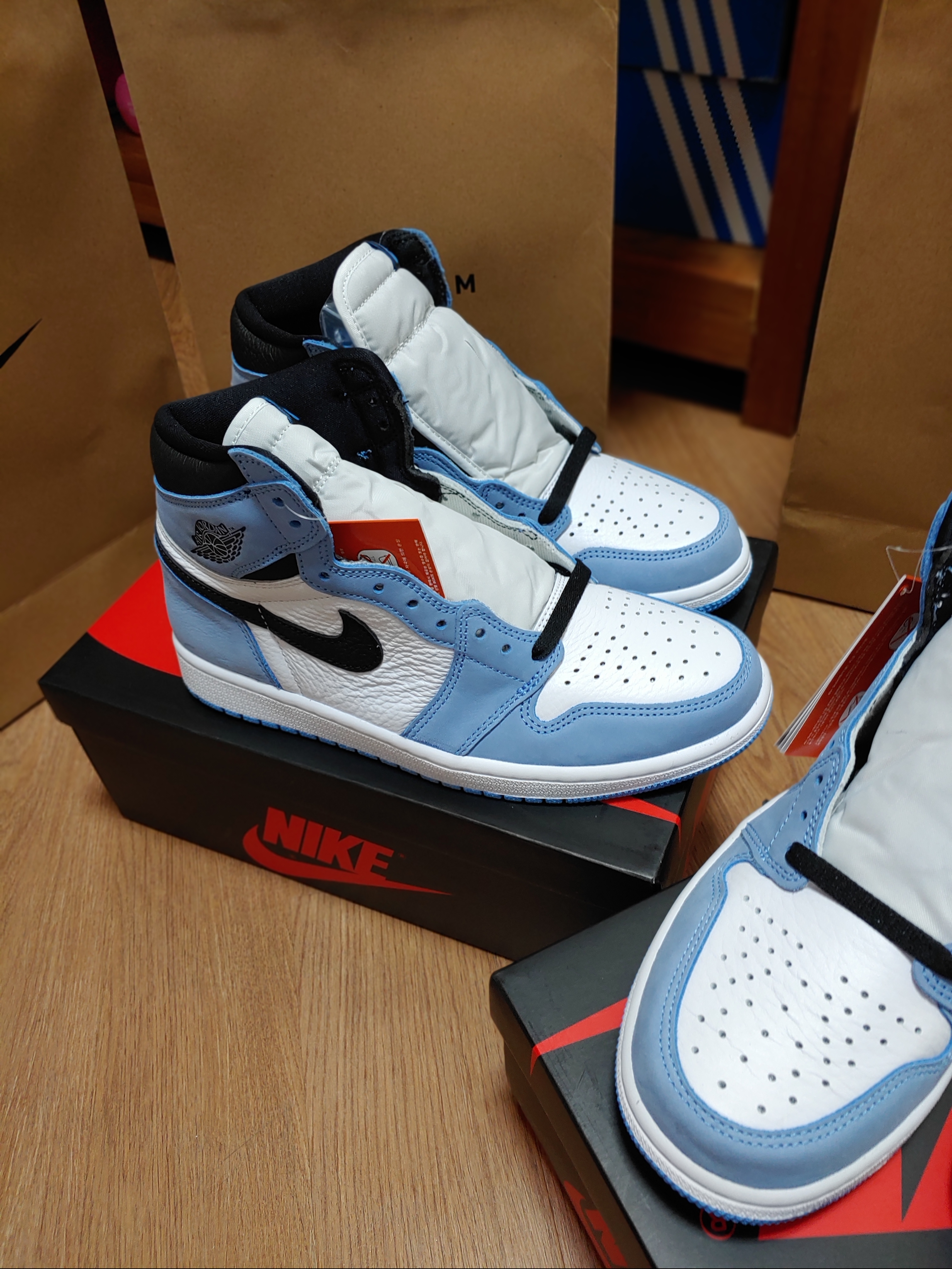 Jordan 1 Retro High OG University Blue 착용 스타일 - 3