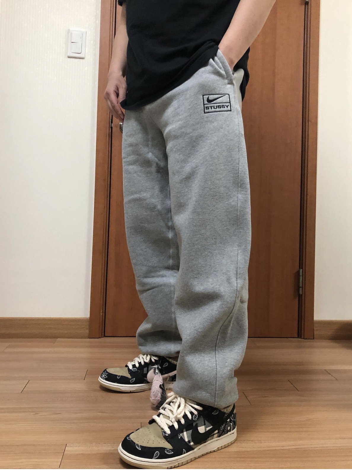 Nike x Travis Scott SB Dunk Low, Nike x Stussy NRG BR Fleece Pants Grey 착용 스타일