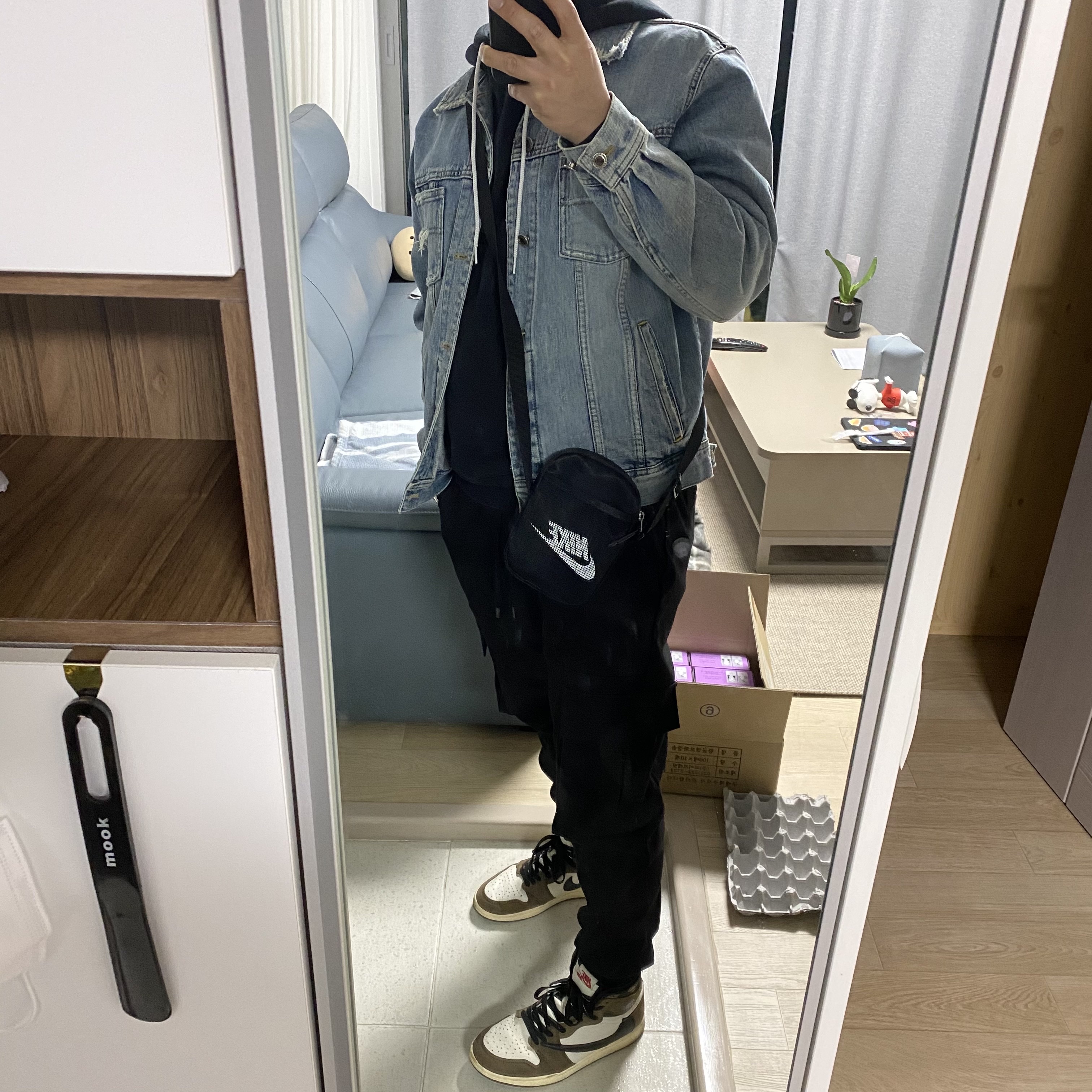 Jordan 1 x Travis Scott Retro High OG SP Mocha, Nike NRG Solo Swoosh Fleece Hoodie Black White - Asia 착용 스타일