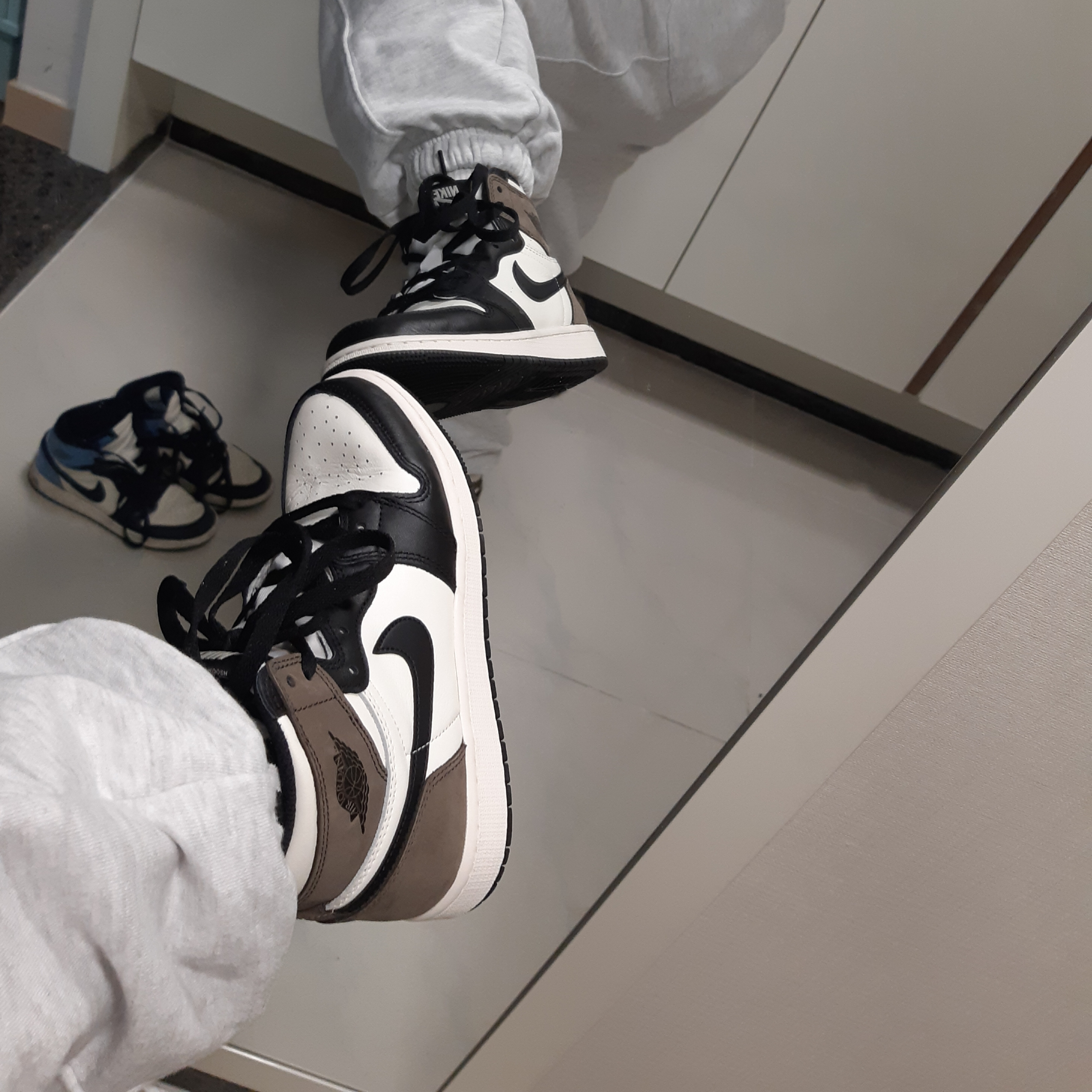 (GS) Jordan 1 Retro High OG Black Mocha, Jordan 1 Retro High OG Black Mocha 착용 스타일 - 2
