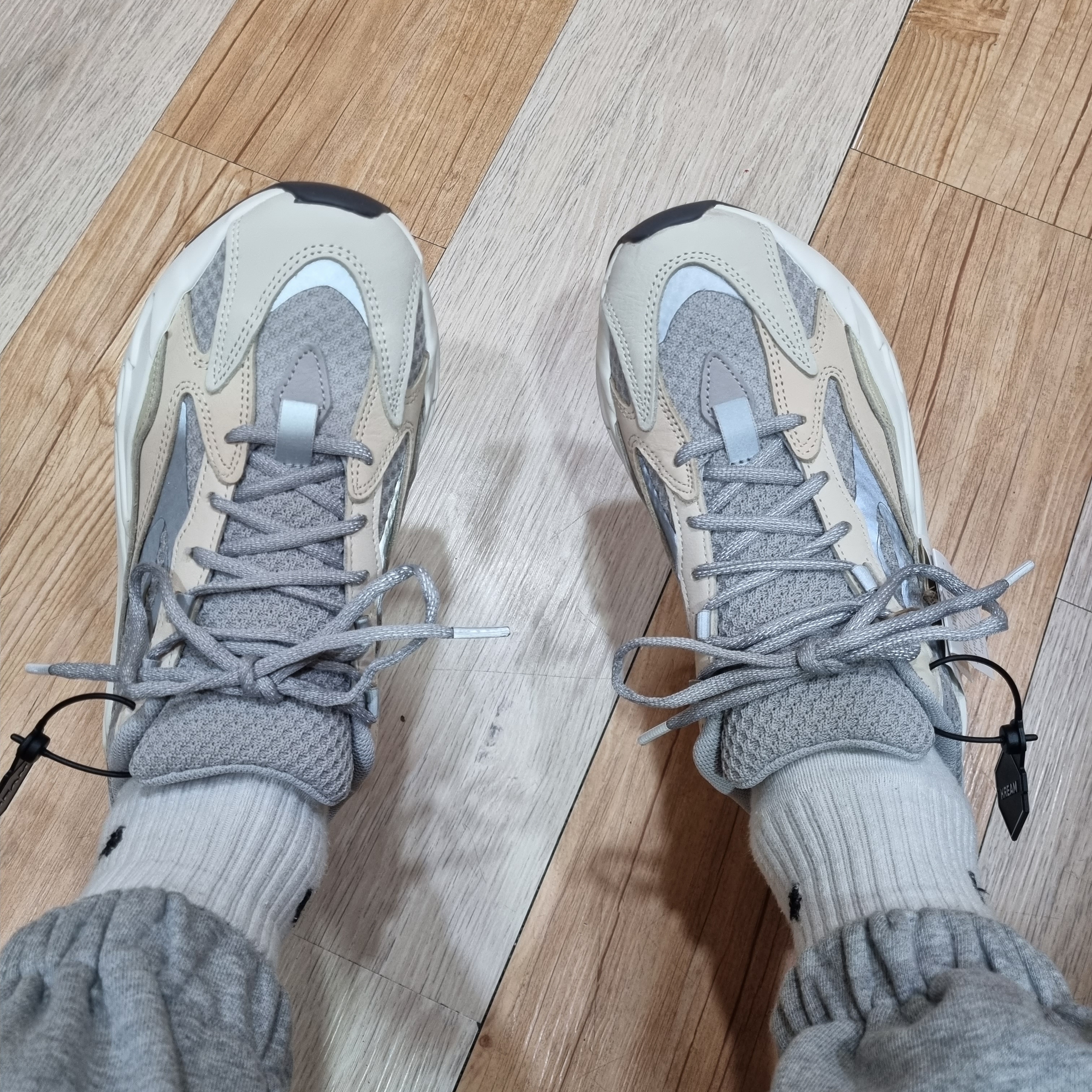 Adidas Yeezy Boost 700 V2 Cream 착용 스타일