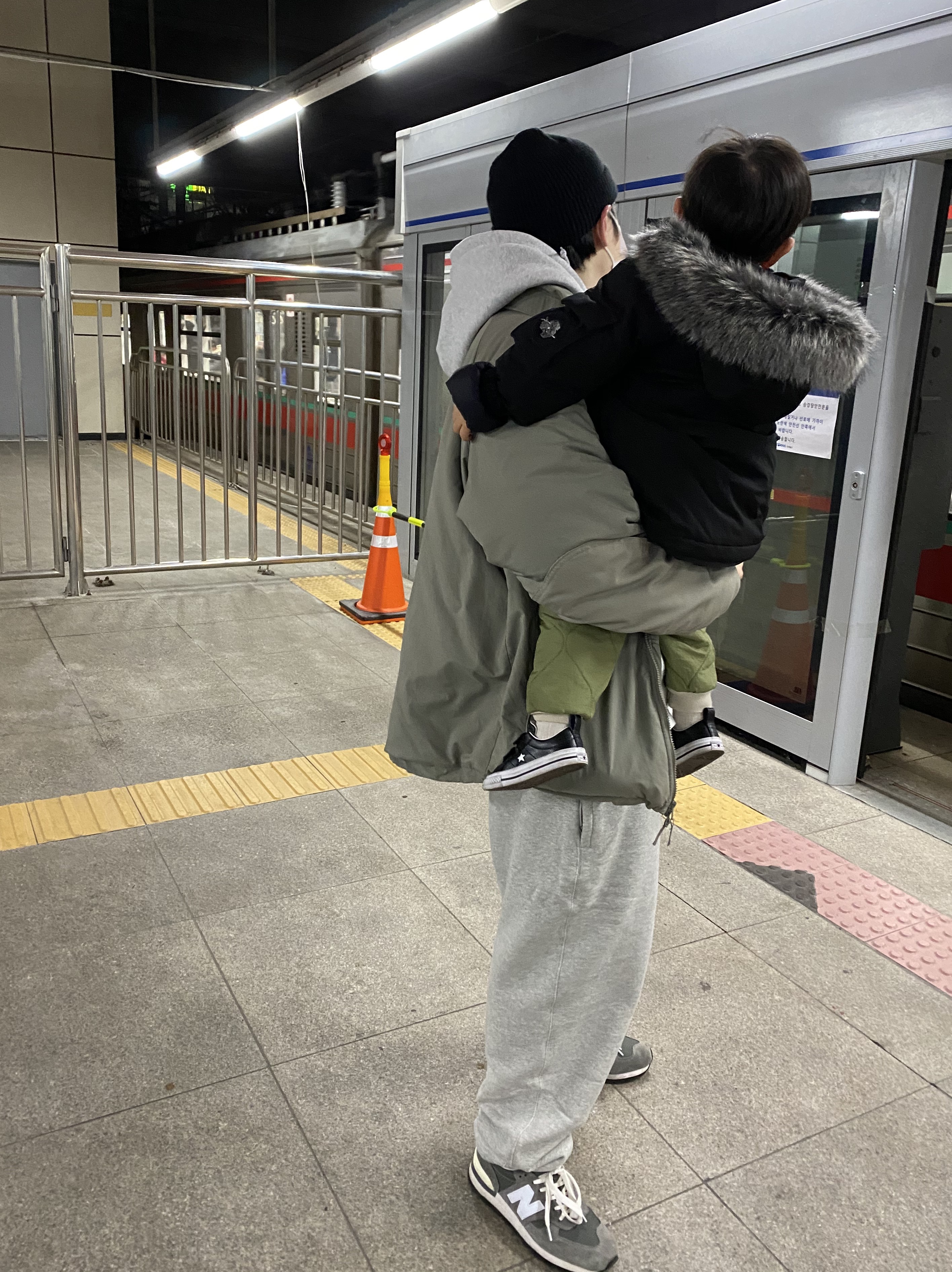 New Balance 990 Made in USA Grey, Nike NRG Solo Swoosh Fleece Pants Dark Grey Heather - US/EU 착용 스타일