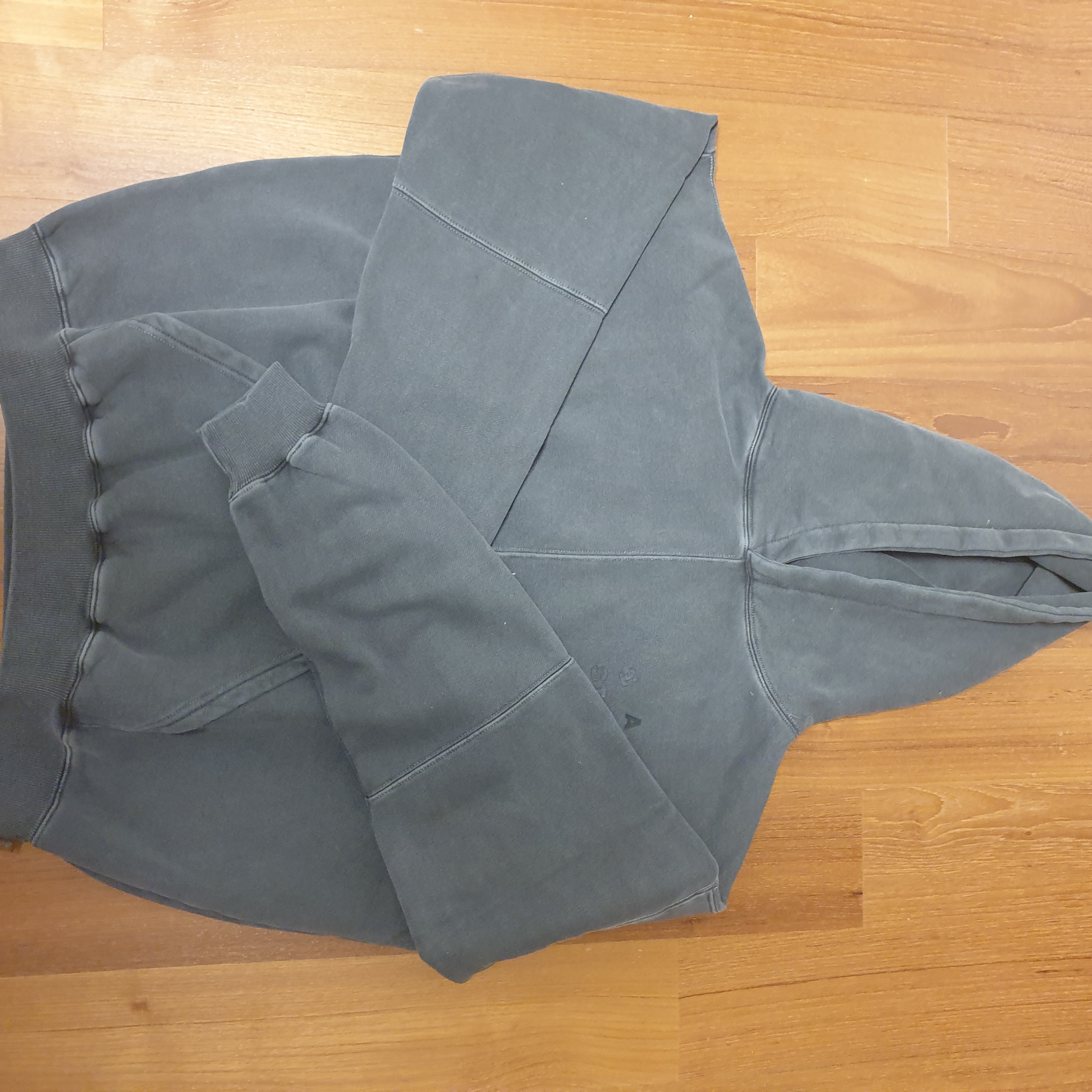 IAB Studio Blocked Pigment Hoodie Black 착용 스타일 - 1