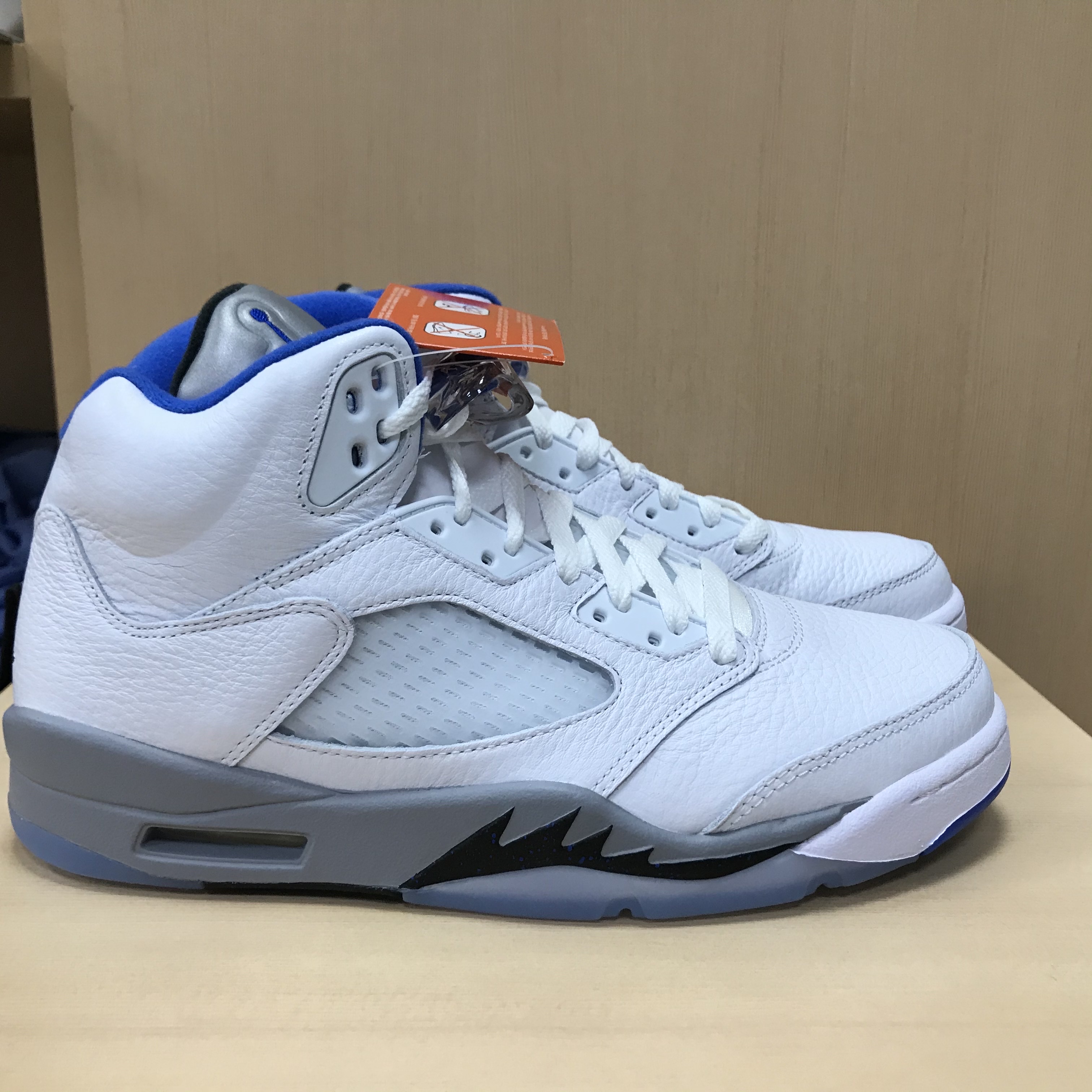 Jordan 5 Retro Stealth 2.0 착용 스타일 - 3