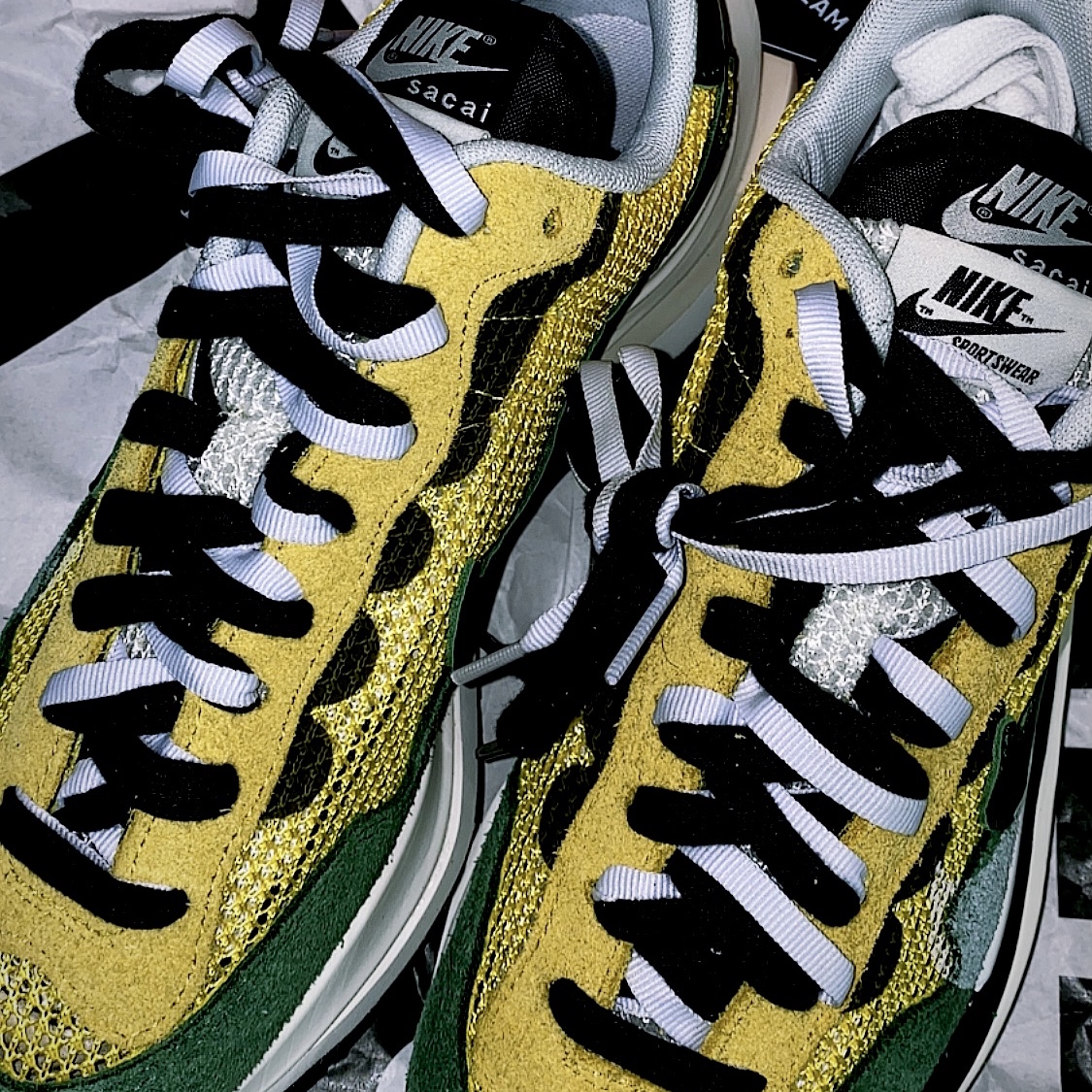 Nike x Sacai VaporWaffle Tour Yellow & Gorge Green Sail 착용 스타일 - 5