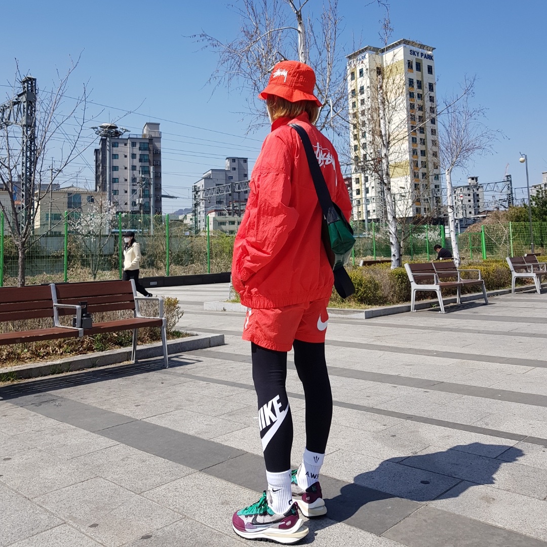 Nike x Stussy Windrunner Jacket Habanero Red, Nike x Stussy Water Shorts Habanero Red 착용 스타일