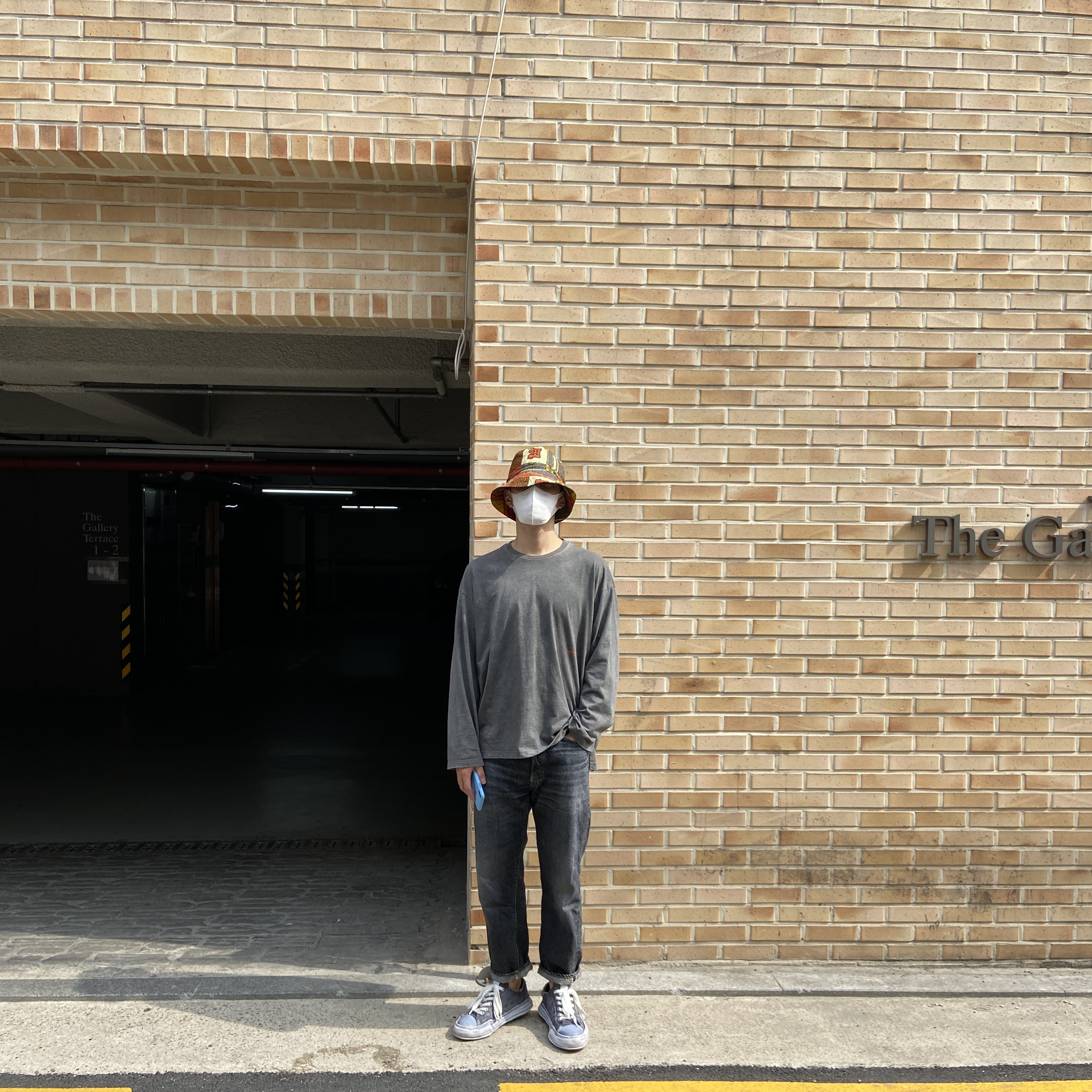 Maison Mihara Yasuhiro OG Sole Over Dyed Leather x Canvas Lowcut Sneakers Black 착용 스타일 - 4