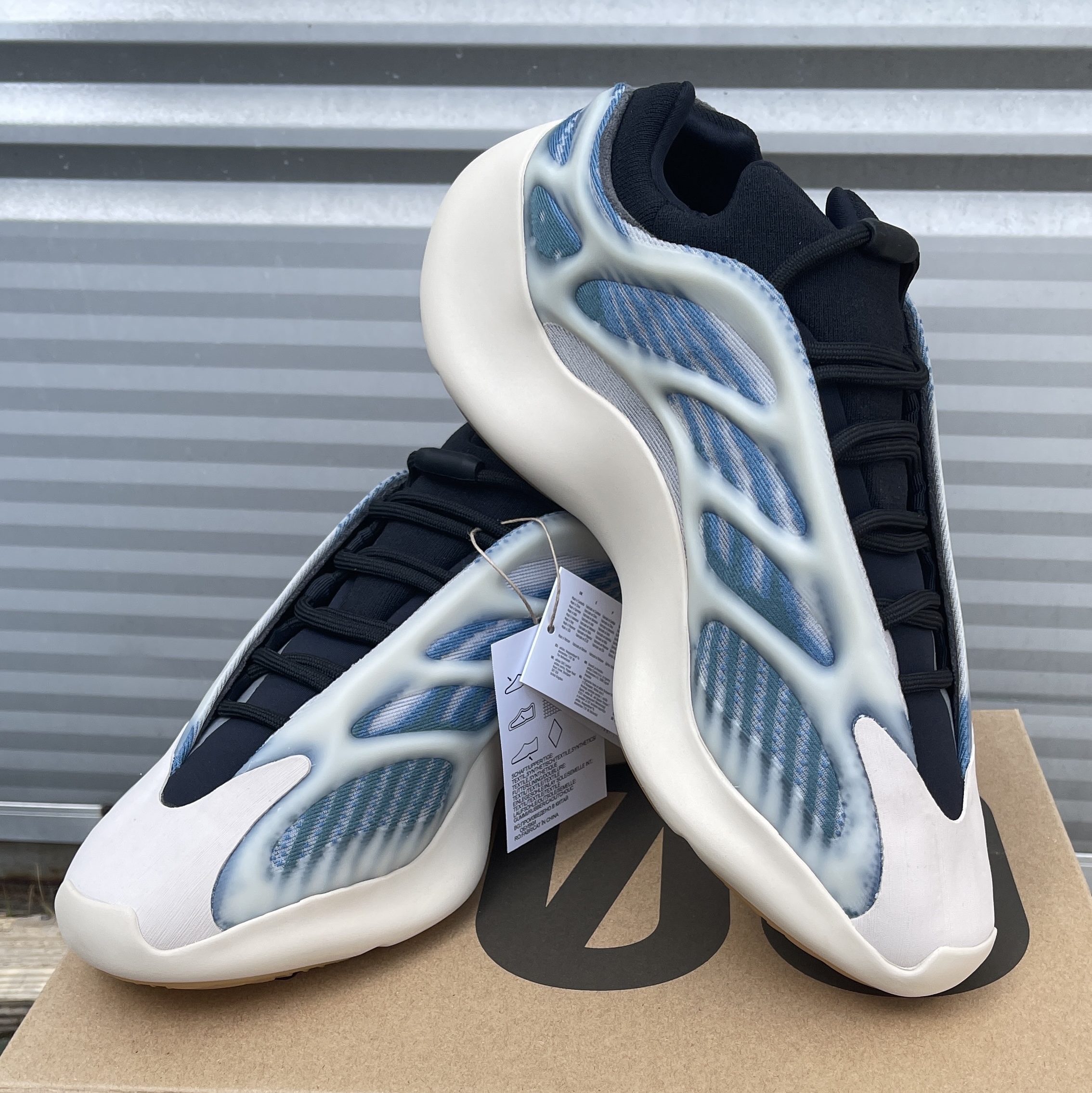 Adidas Yeezy 700 V3 Kyanite 착용 스타일 - 3