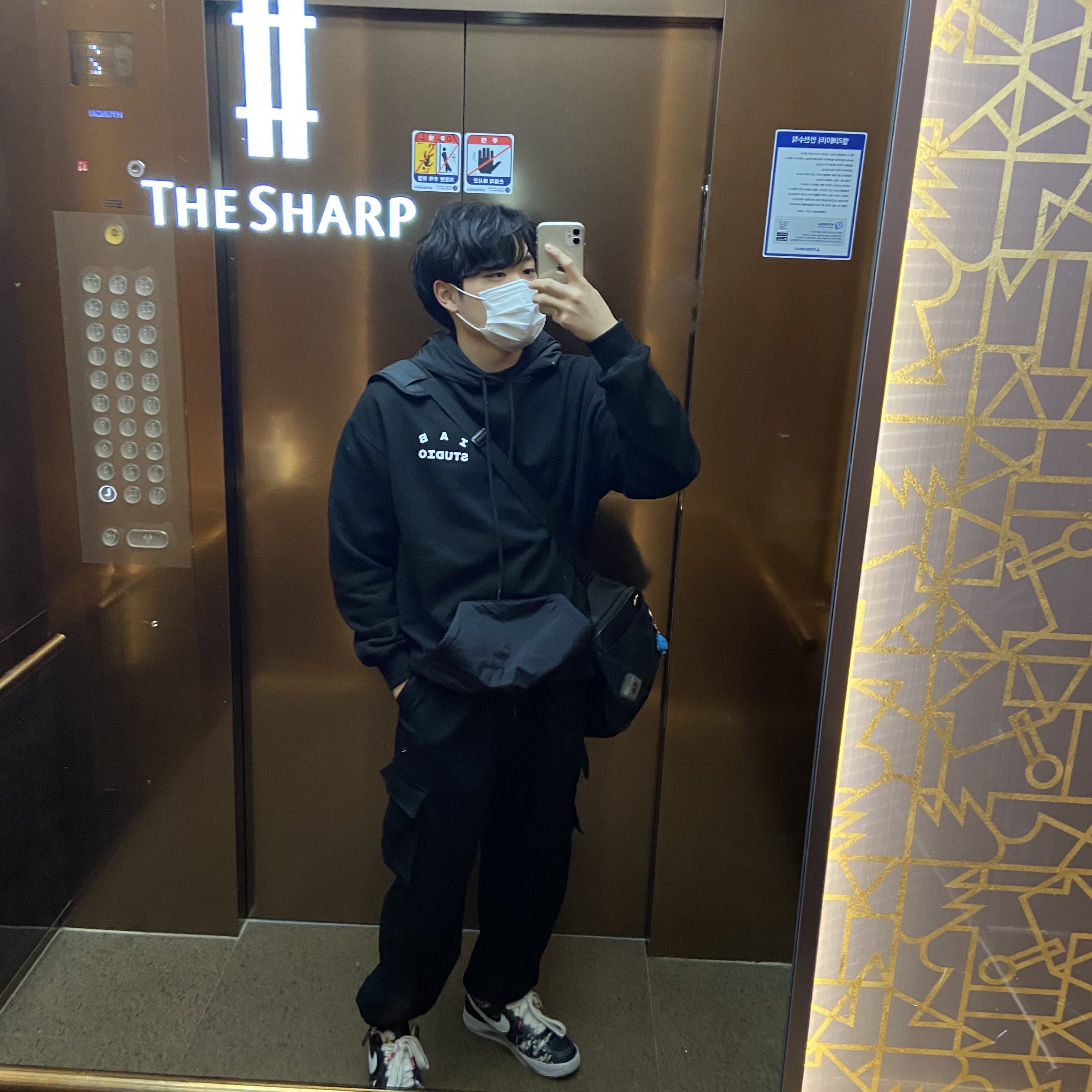 Nike x Peaceminusone Air Force 1 Low Para-Noise, IAB Studio Woven Hoodie Black 착용 스타일