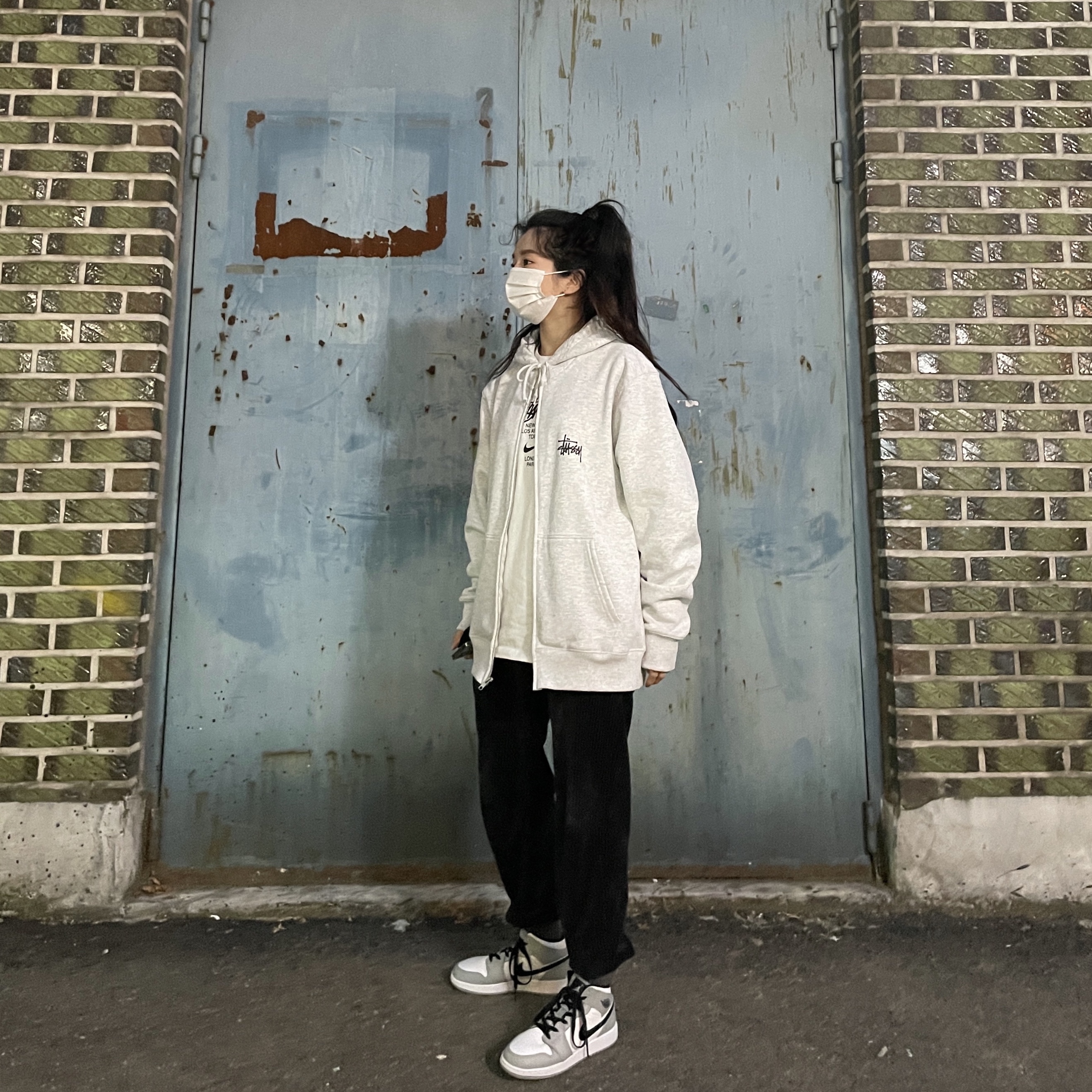 (GS) Jordan 1 Mid Light Smoke Grey, Nike x Stussy WT T-Shirt White - Asia 착용 스타일