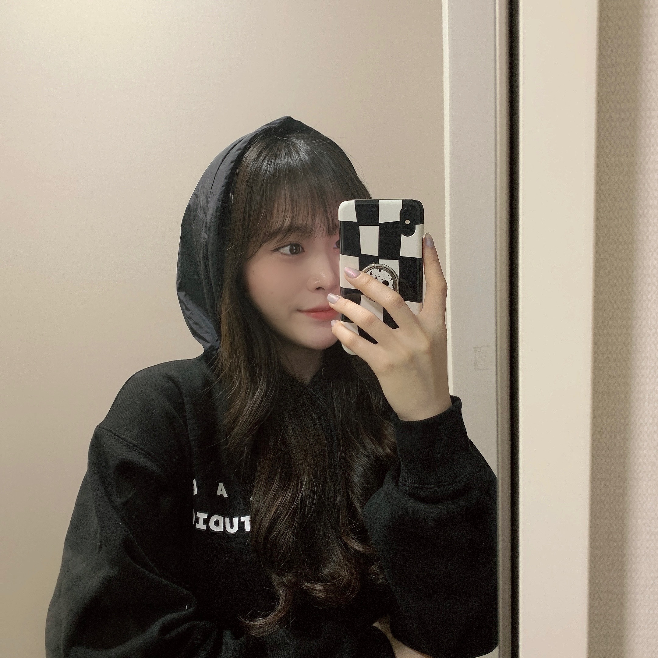 IAB Studio Woven Hoodie Black 착용 스타일 - 2