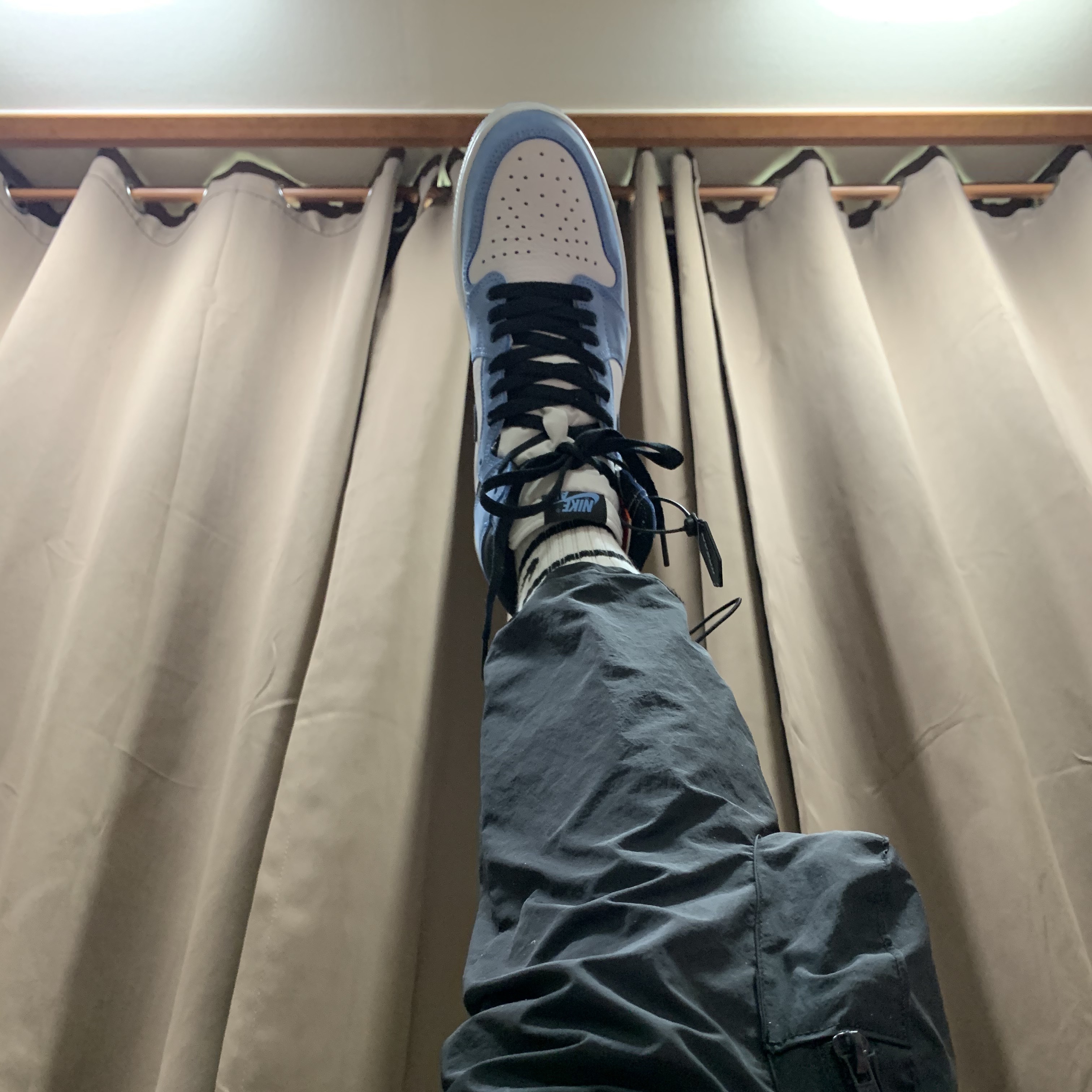 Jordan 1 Retro High OG University Blue 착용 스타일 - 3