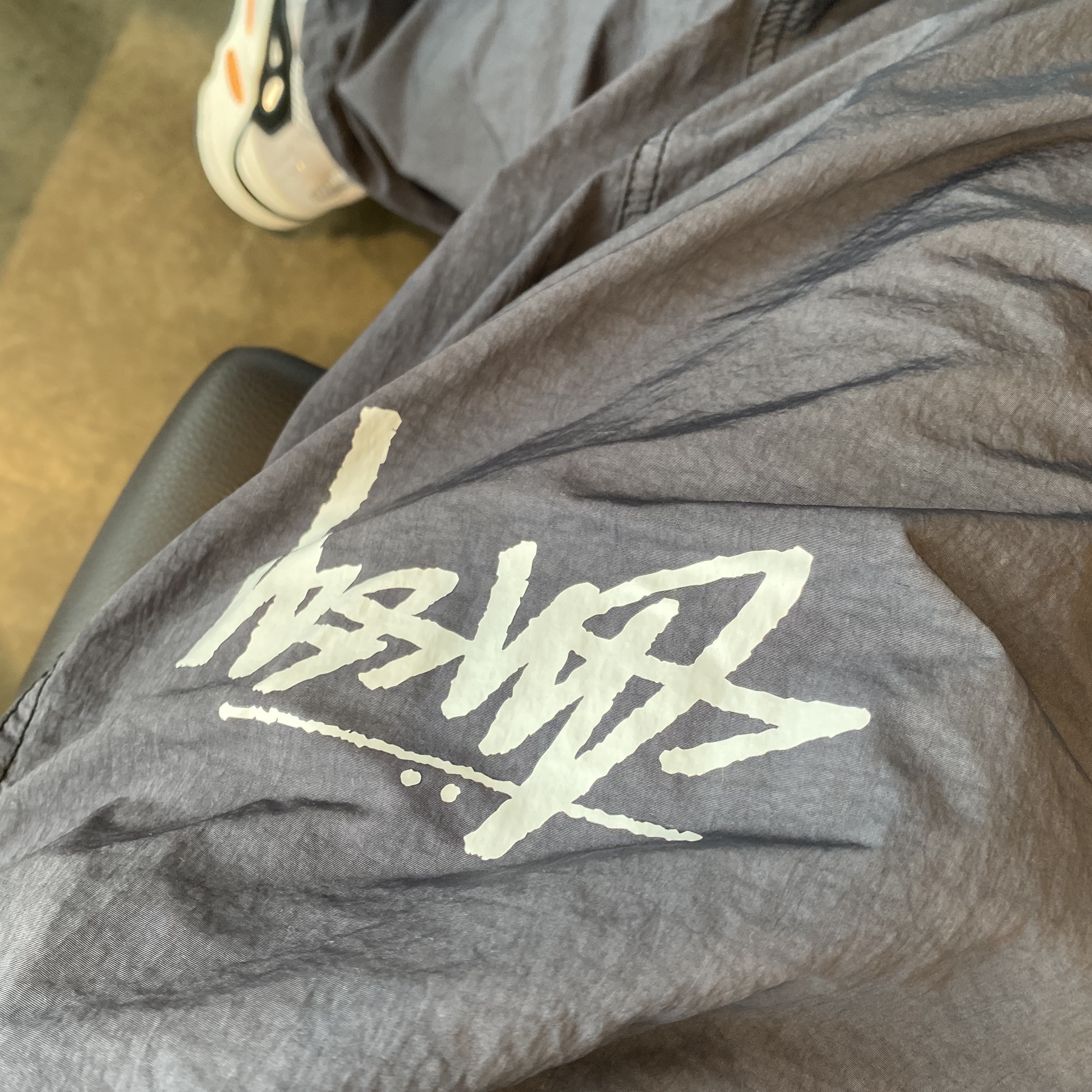 Nike x Stussy Beach Pants Off Noir, Adidas Yeezy Boost 700 Wave Runner Solid Grey 2017/2019 착용 스타일