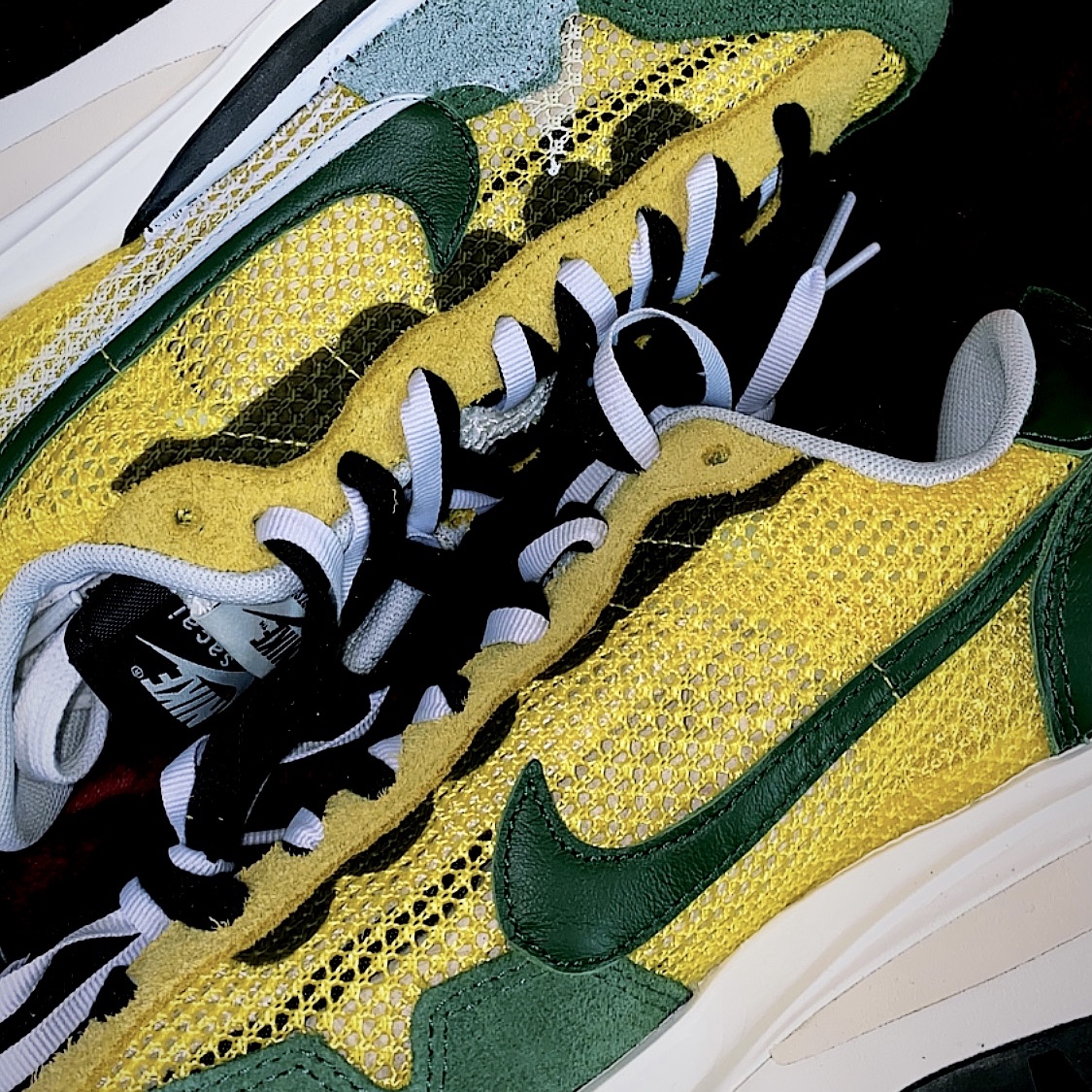 Nike x Sacai VaporWaffle Tour Yellow & Gorge Green Sail 착용 스타일 - 2