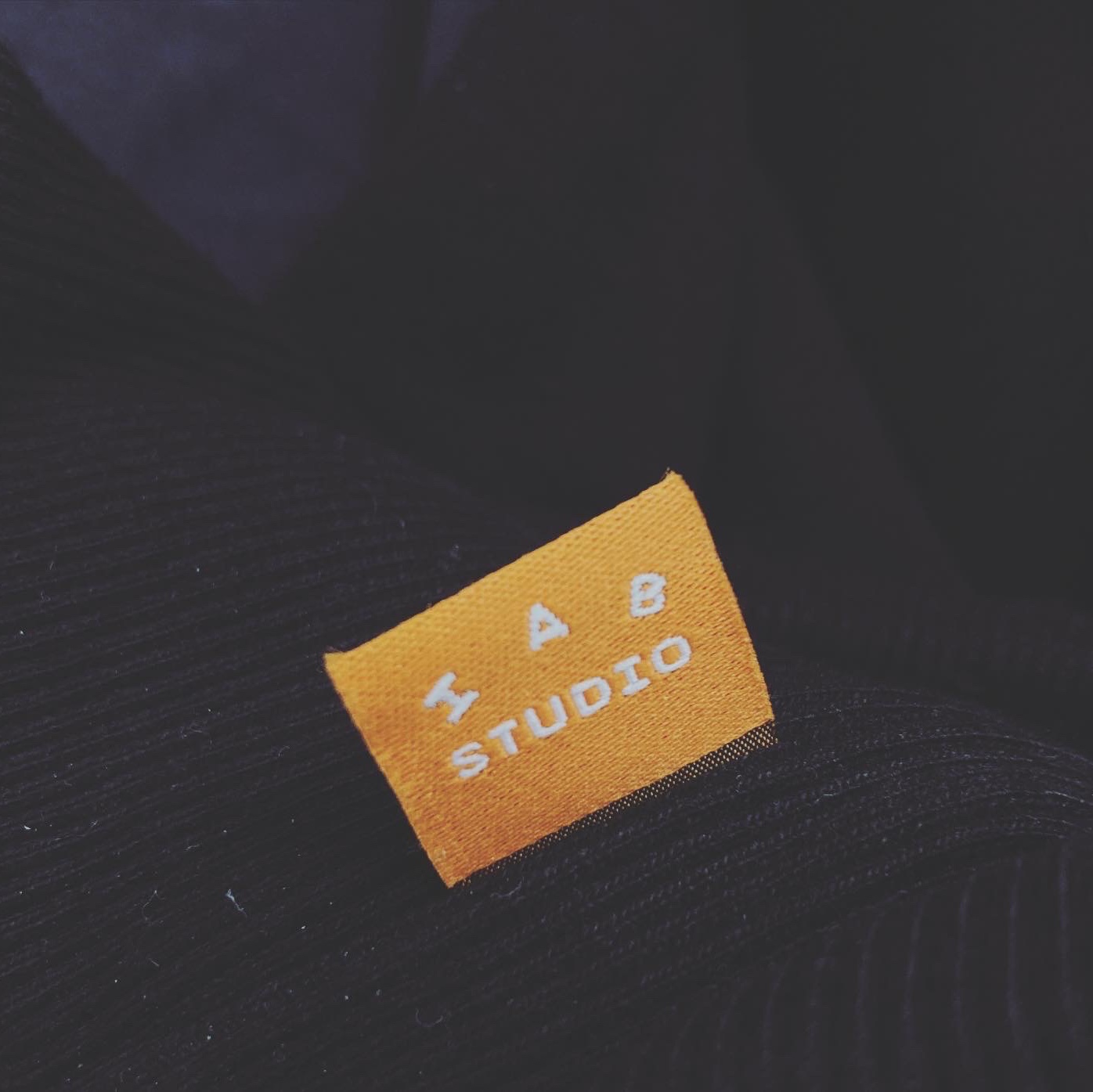 IAB Studio Woven Hoodie Black 착용 스타일 - 2