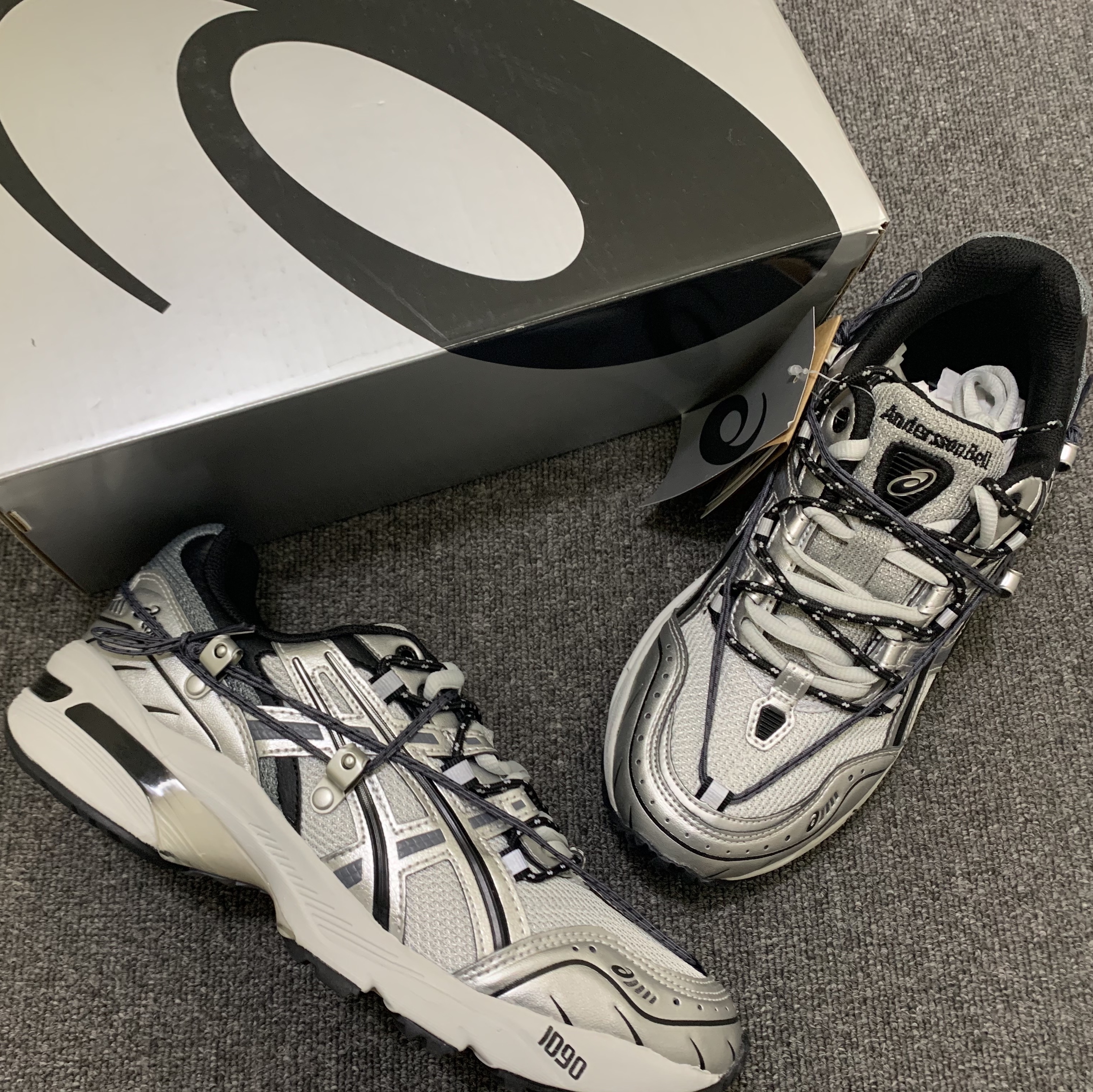 Asics x Andersson Bell Gel-1090 Glacier Grey Silver 착용 스타일