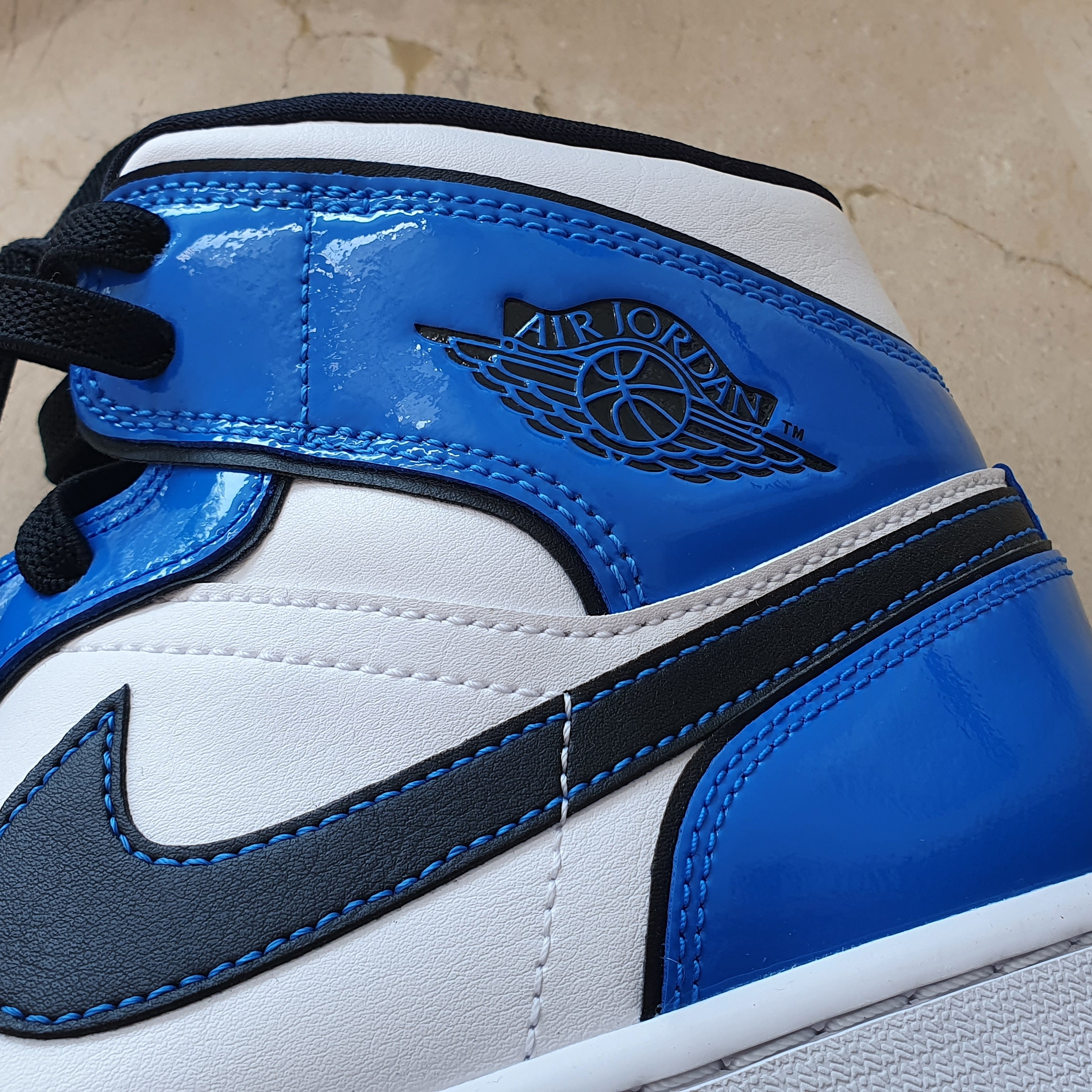 Jordan 1 Mid SE Signal Blue 착용 스타일 - 2