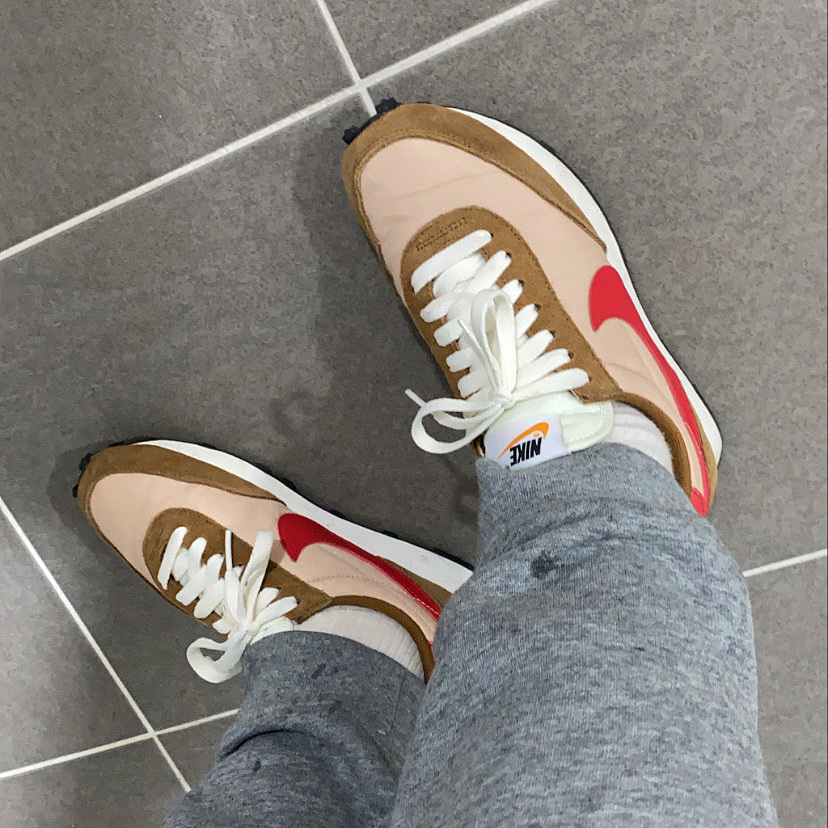 (W) Nike Daybreak Shimmer University Red 착용 스타일