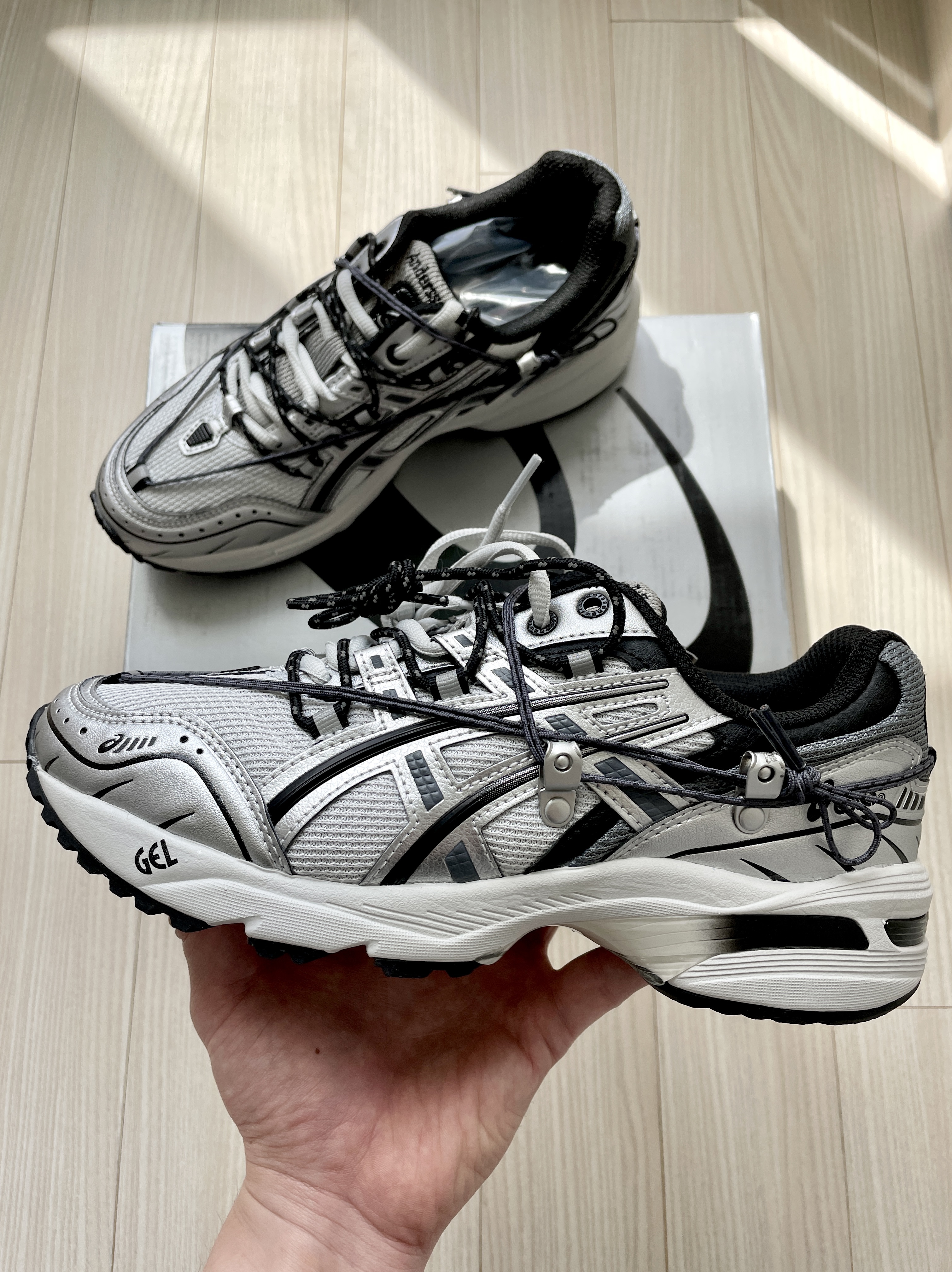 Asics x Andersson Bell Gel-1090 Glacier Grey Silver 착용 스타일