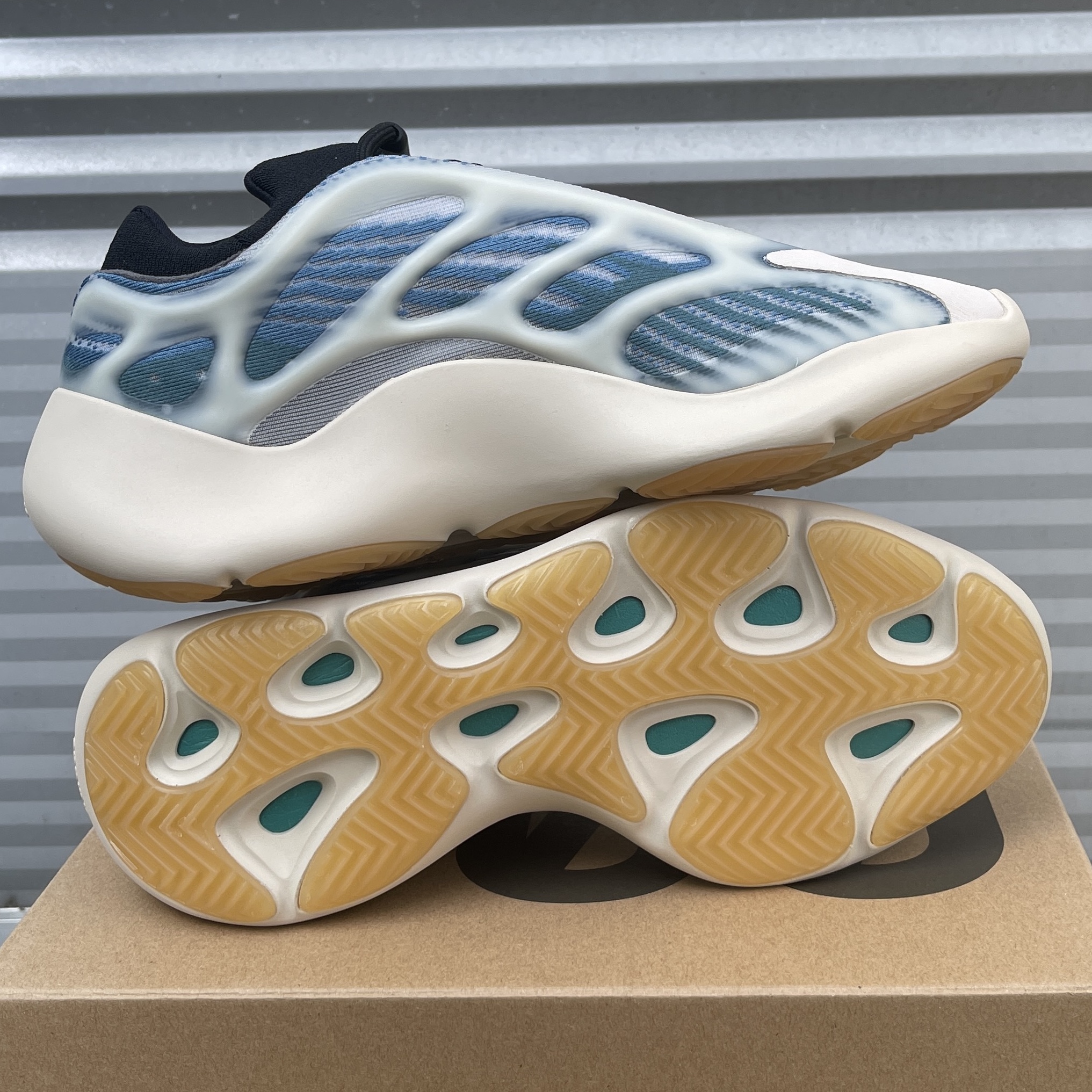 Adidas Yeezy 700 V3 Kyanite 착용 스타일 - 2
