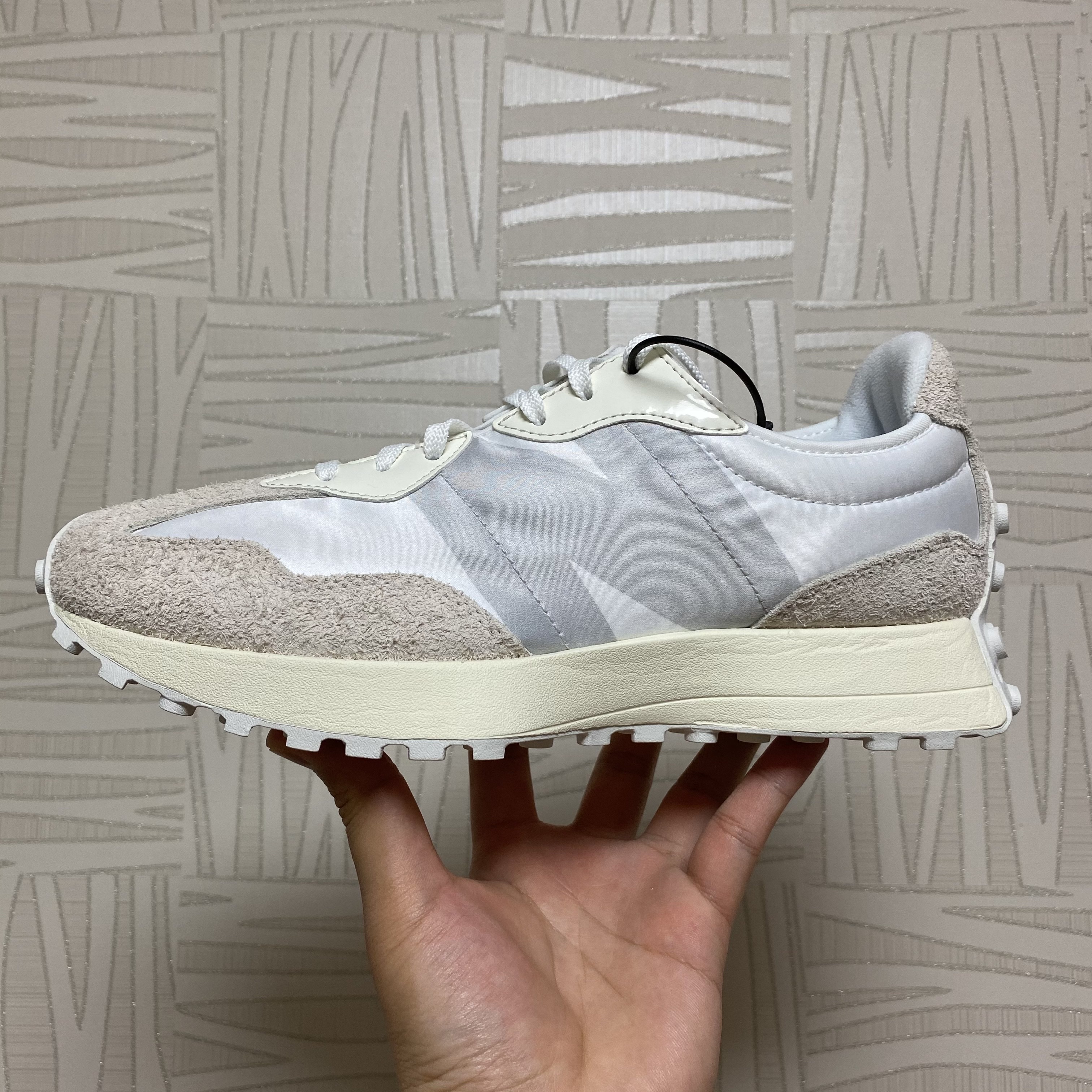 (W) New Balance 327 White Moonbeam 착용 스타일 - 1