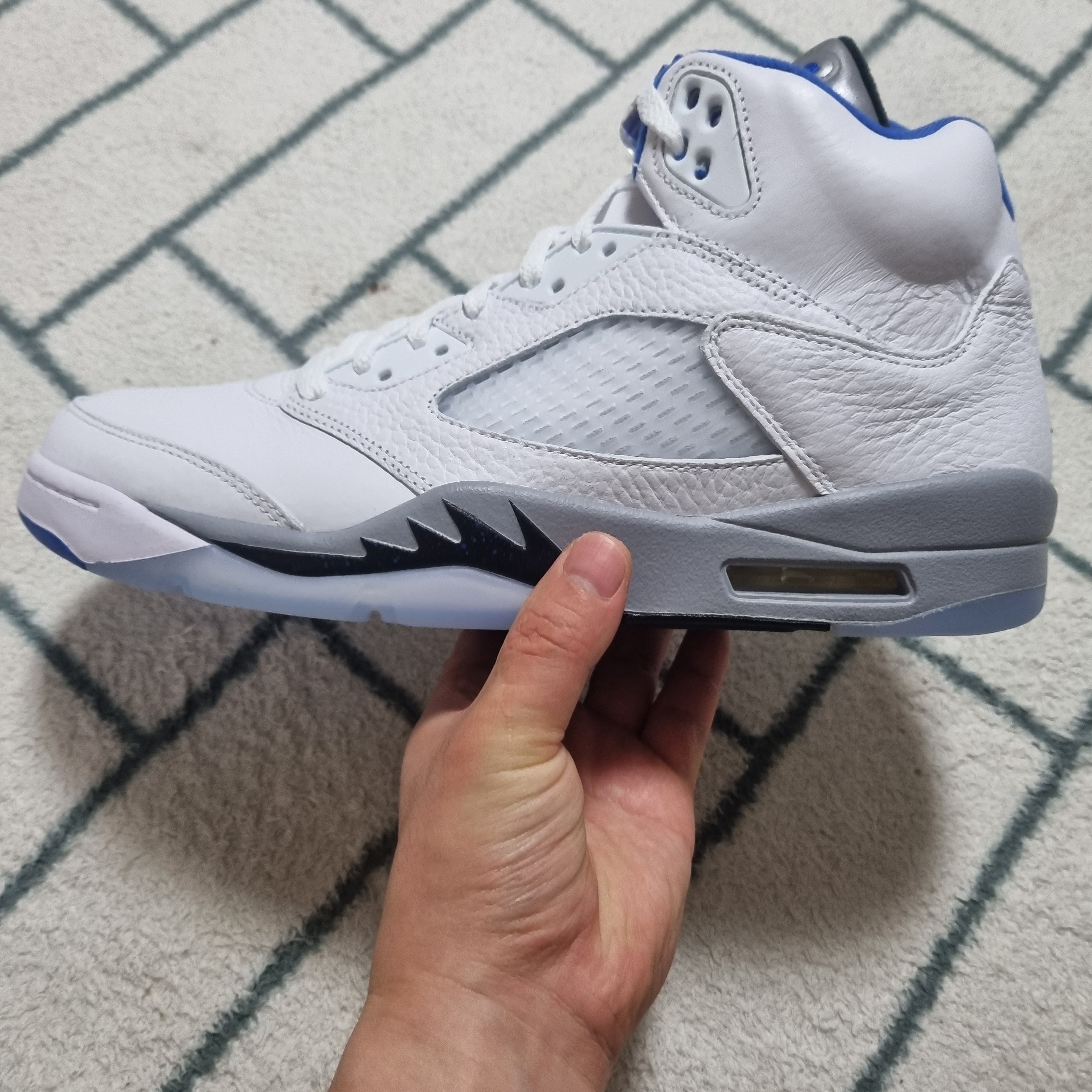Jordan 5 Retro Stealth 2.0 착용 스타일 - 2