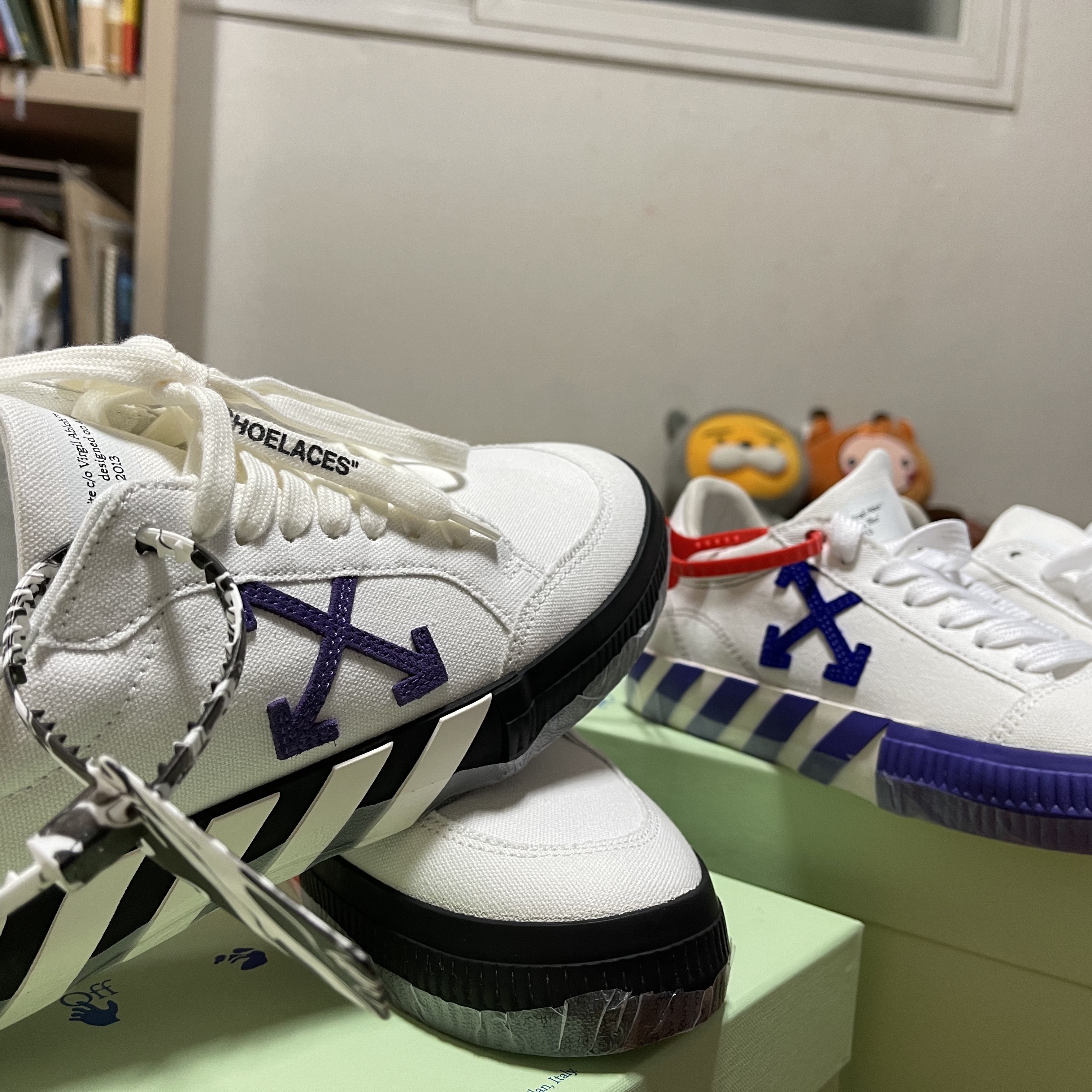 (W) Off-White Arrow Low Vulcanized Sneakers White 착용 스타일 - 3