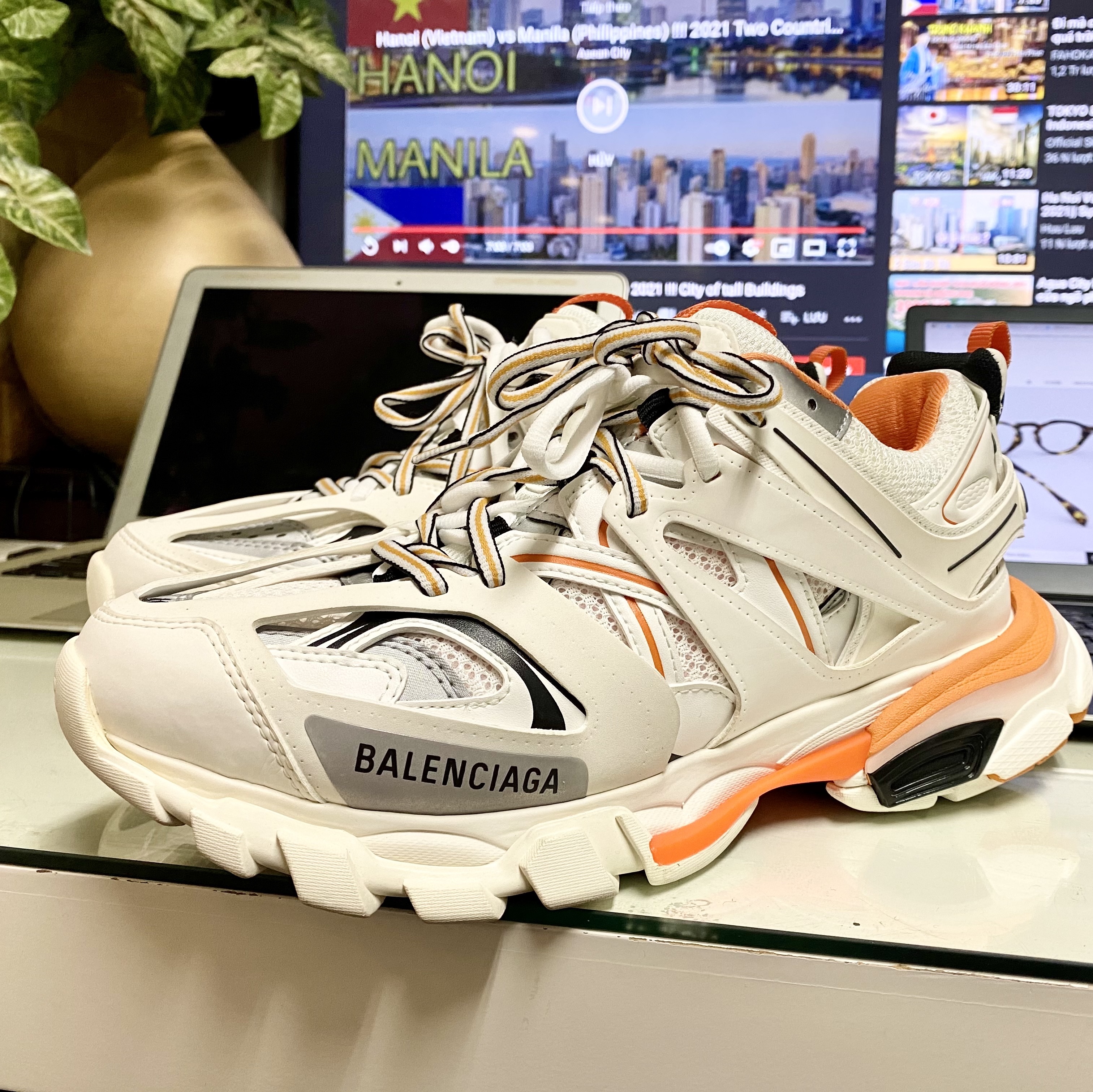 Balenciaga Track Sneakers White Orange 2019 착용 스타일 - 1